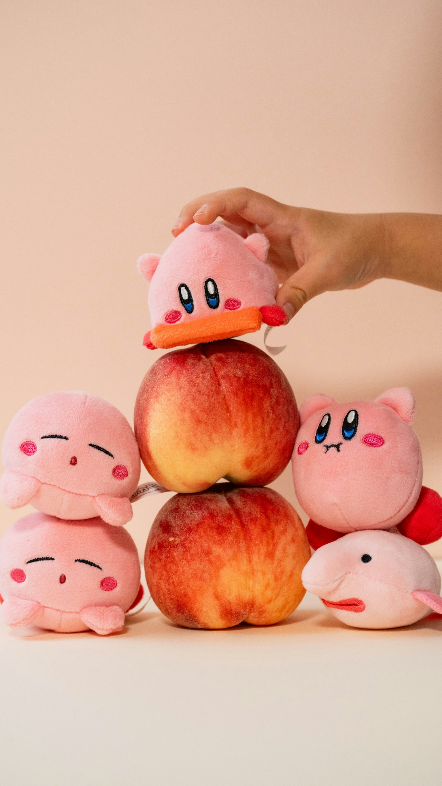 Jouets en peluche Kirby mignons empilés sur des pommes