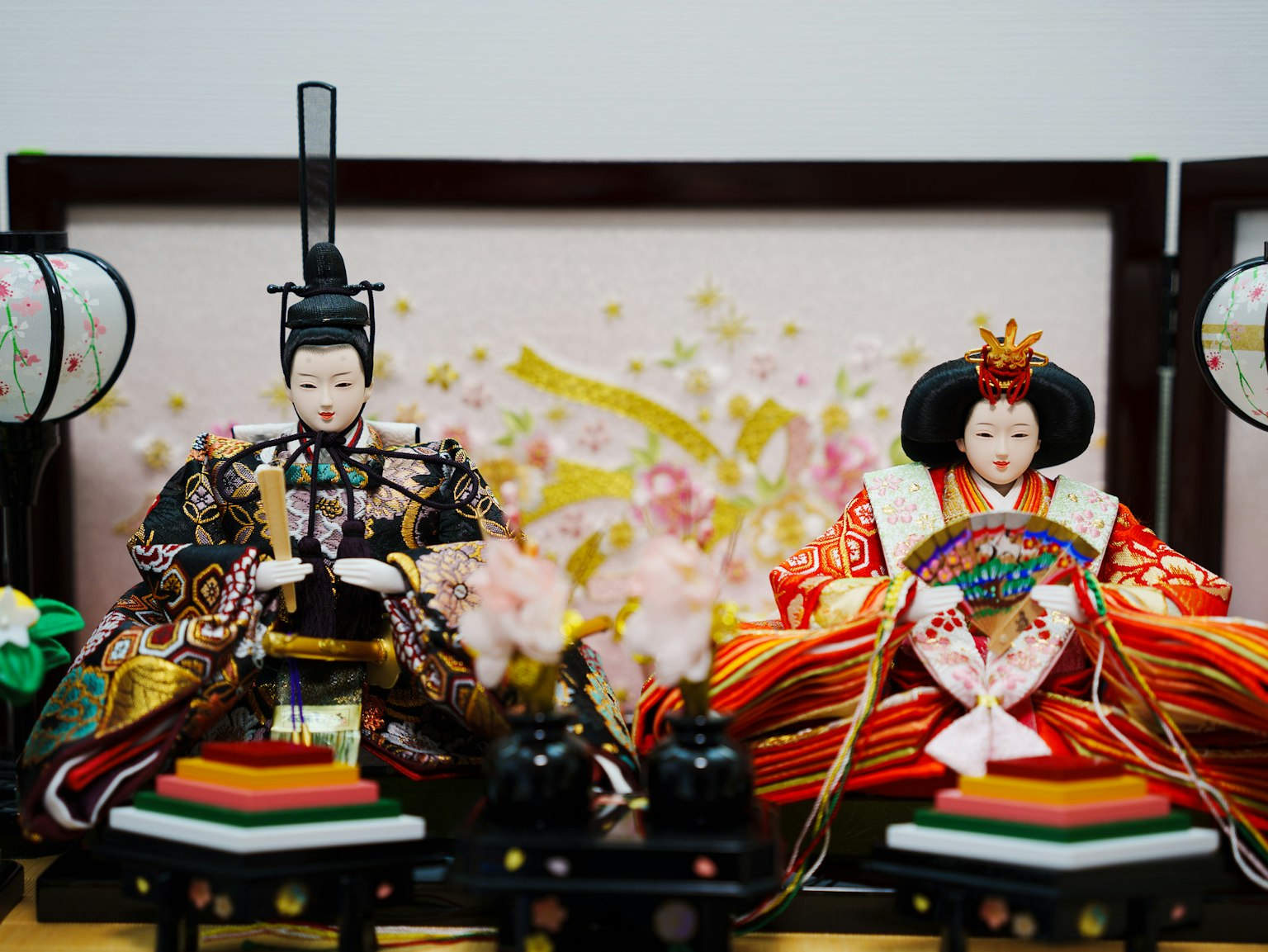 傳統日本雛人形展示，配有精美的服裝和裝飾背景