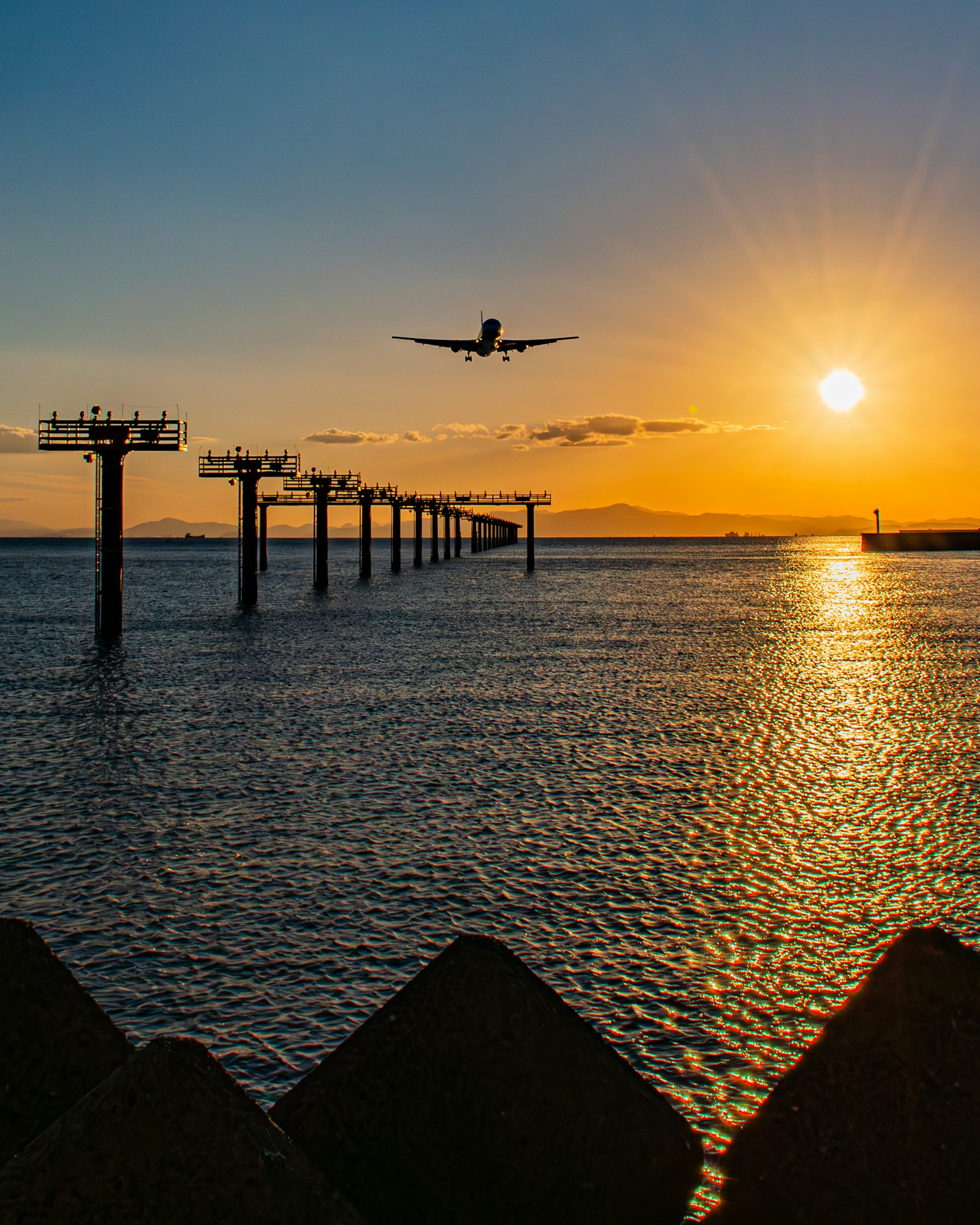 Une vue pittoresque d'un avion survolant un quai au coucher du soleil