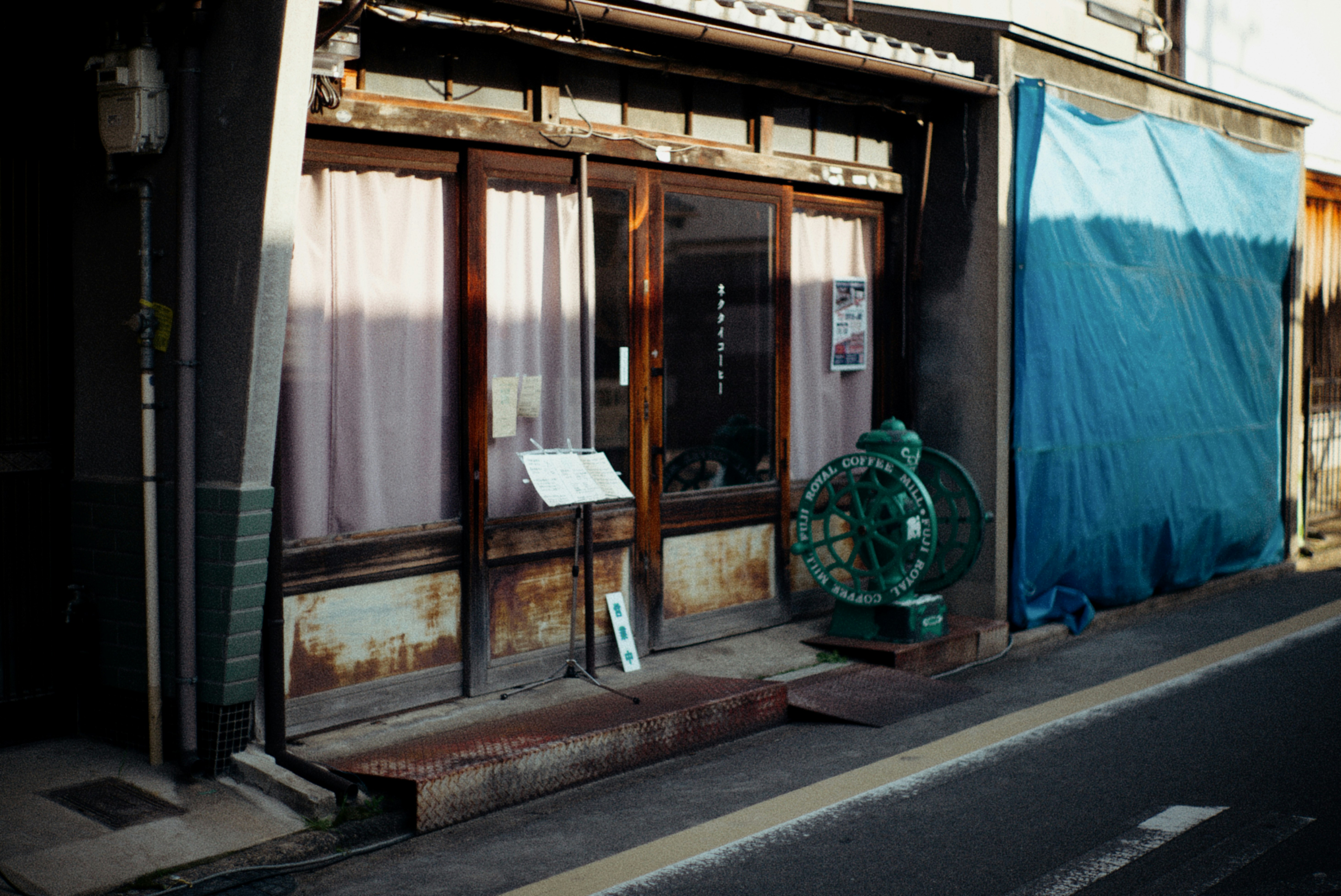 ネクタイコーヒーの看板がある路地の喫茶店の入口