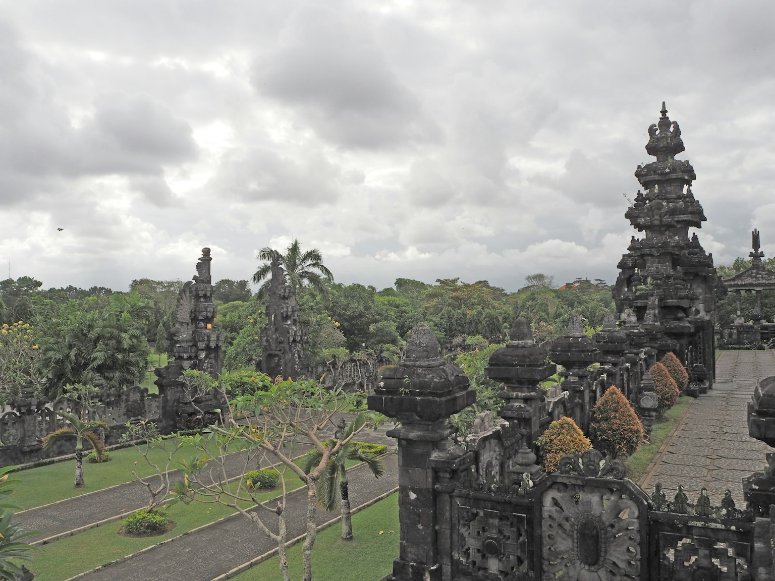 Vista de un templo balinés con jardín exuberante
