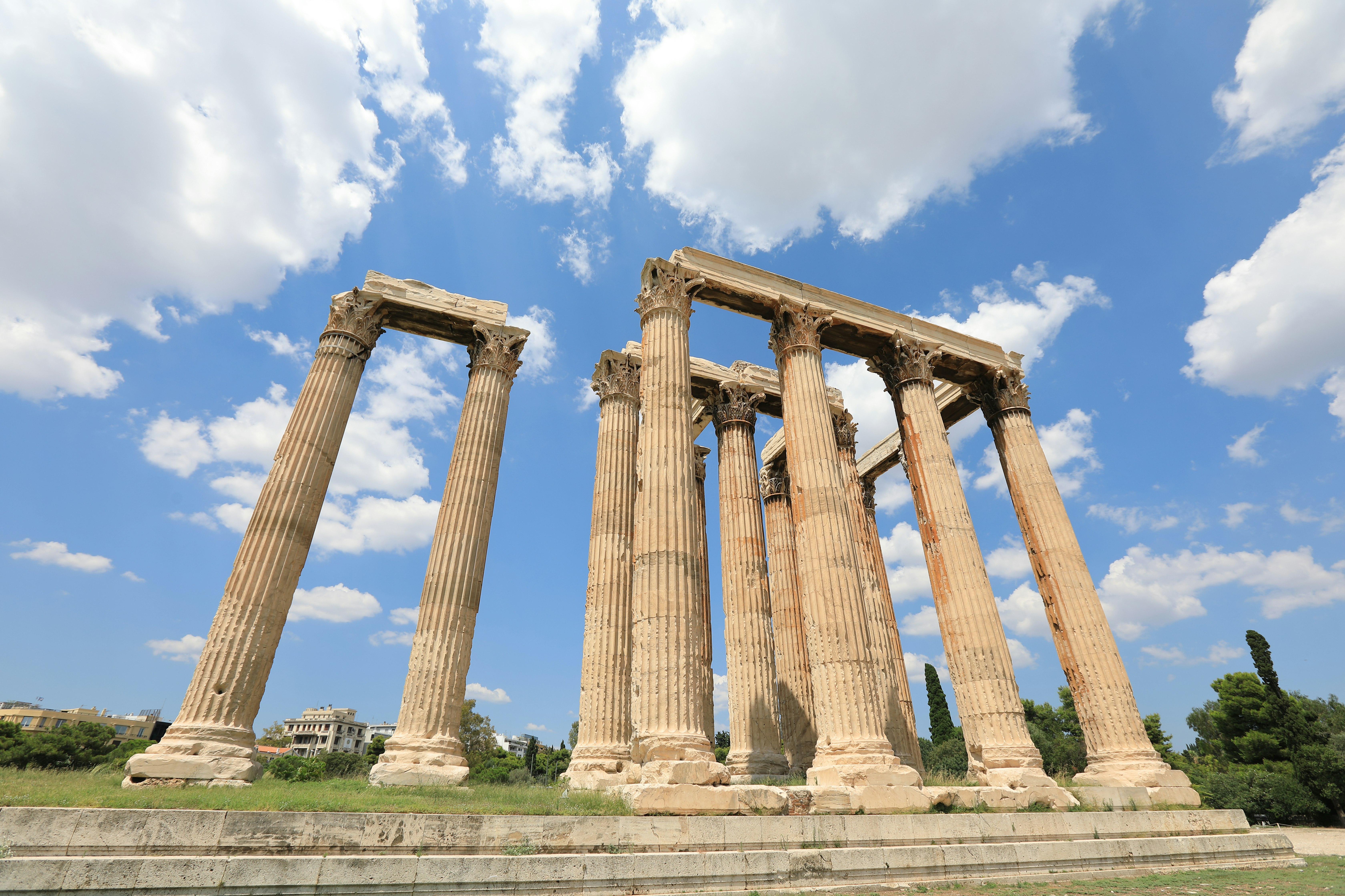 Ruines du temple du Parthénon avec de grandes colonnes sur l’Acropole en Grèce