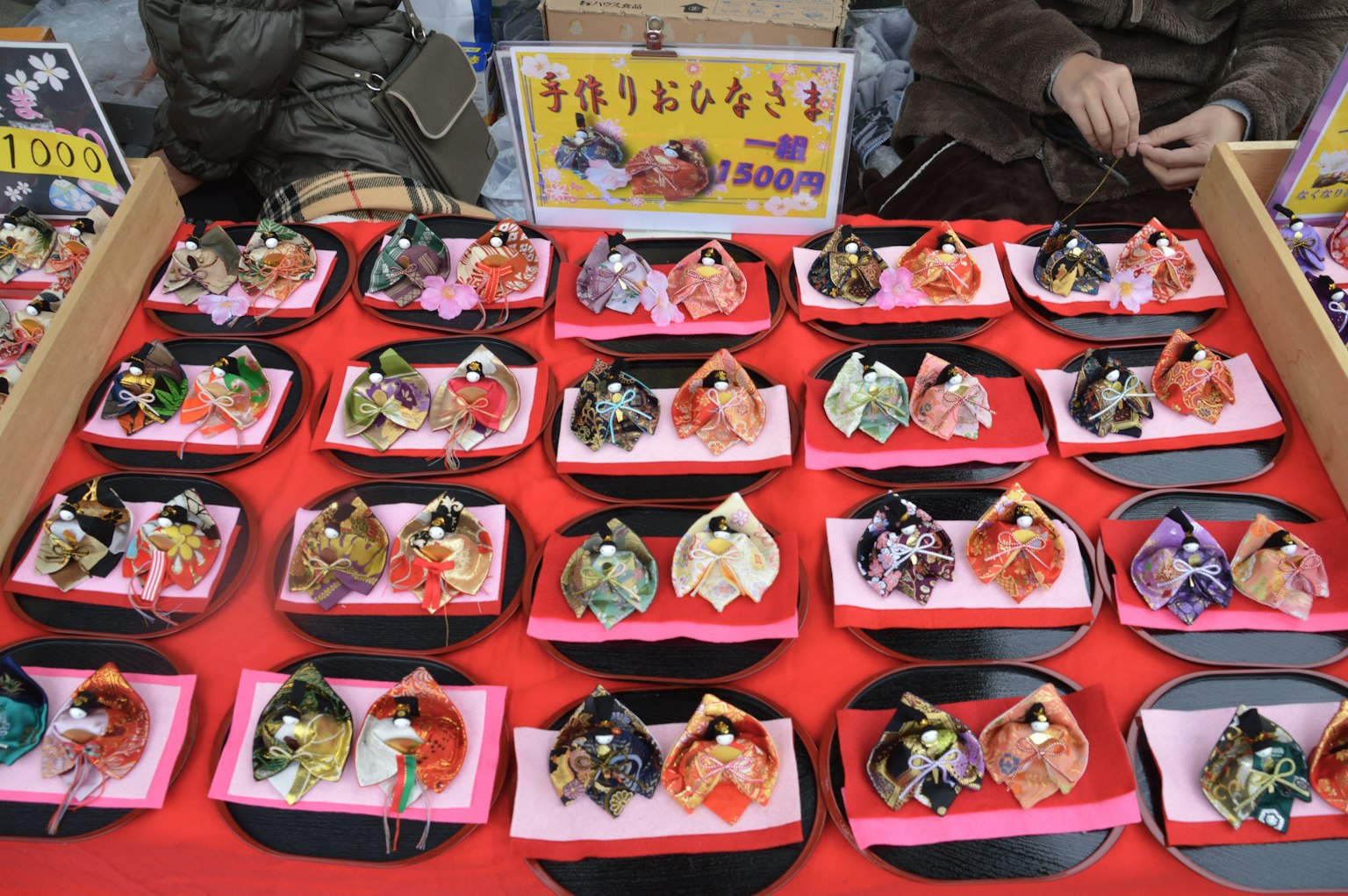 Muñecas japonesas tradicionales coloridas exhibidas en un puesto de mercado