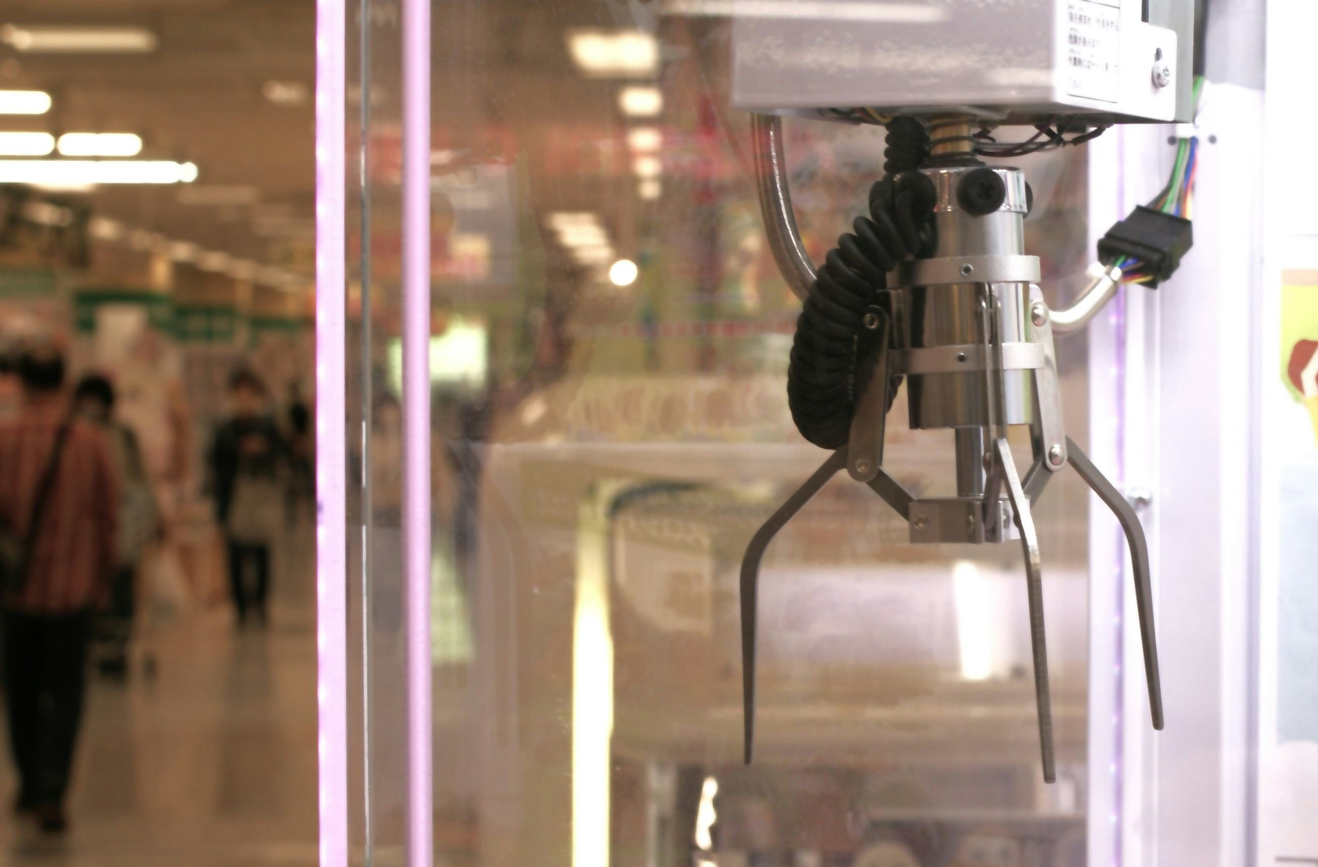 ショッピングセンター内のUFO型ディスプレイのある展示ブース