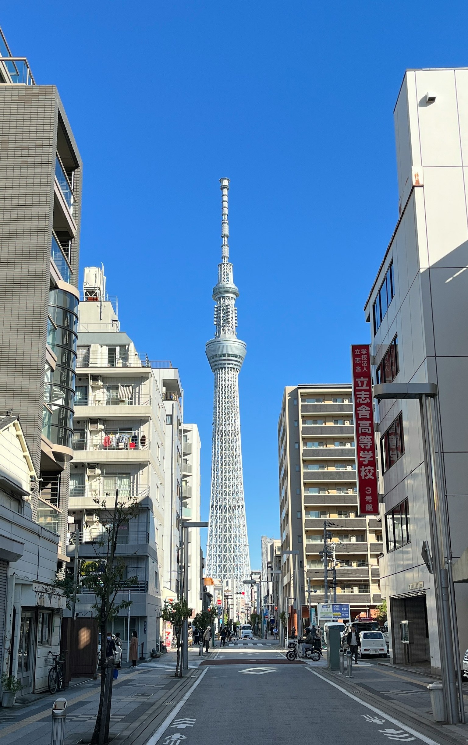 Pemandangan Tokyo Skytree di tengah arsitektur perkotaan