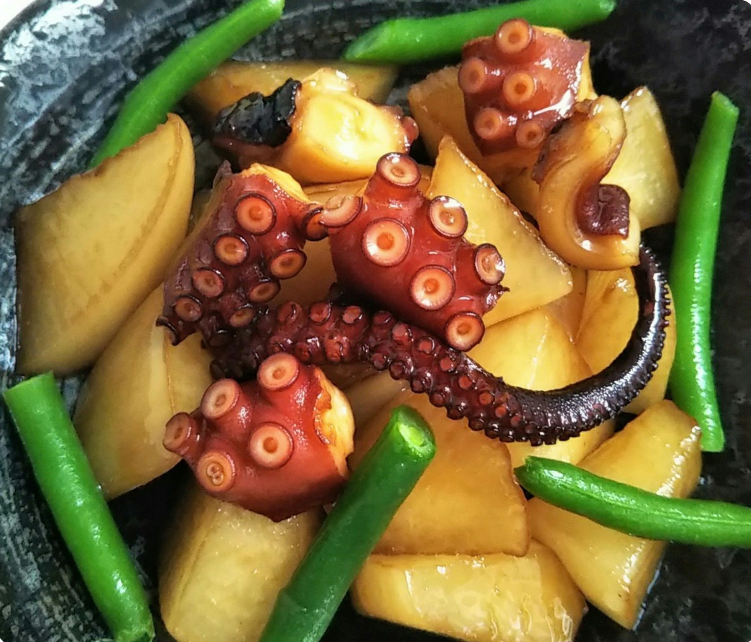 碗中盛有章魚和馬鈴薯的菜餚