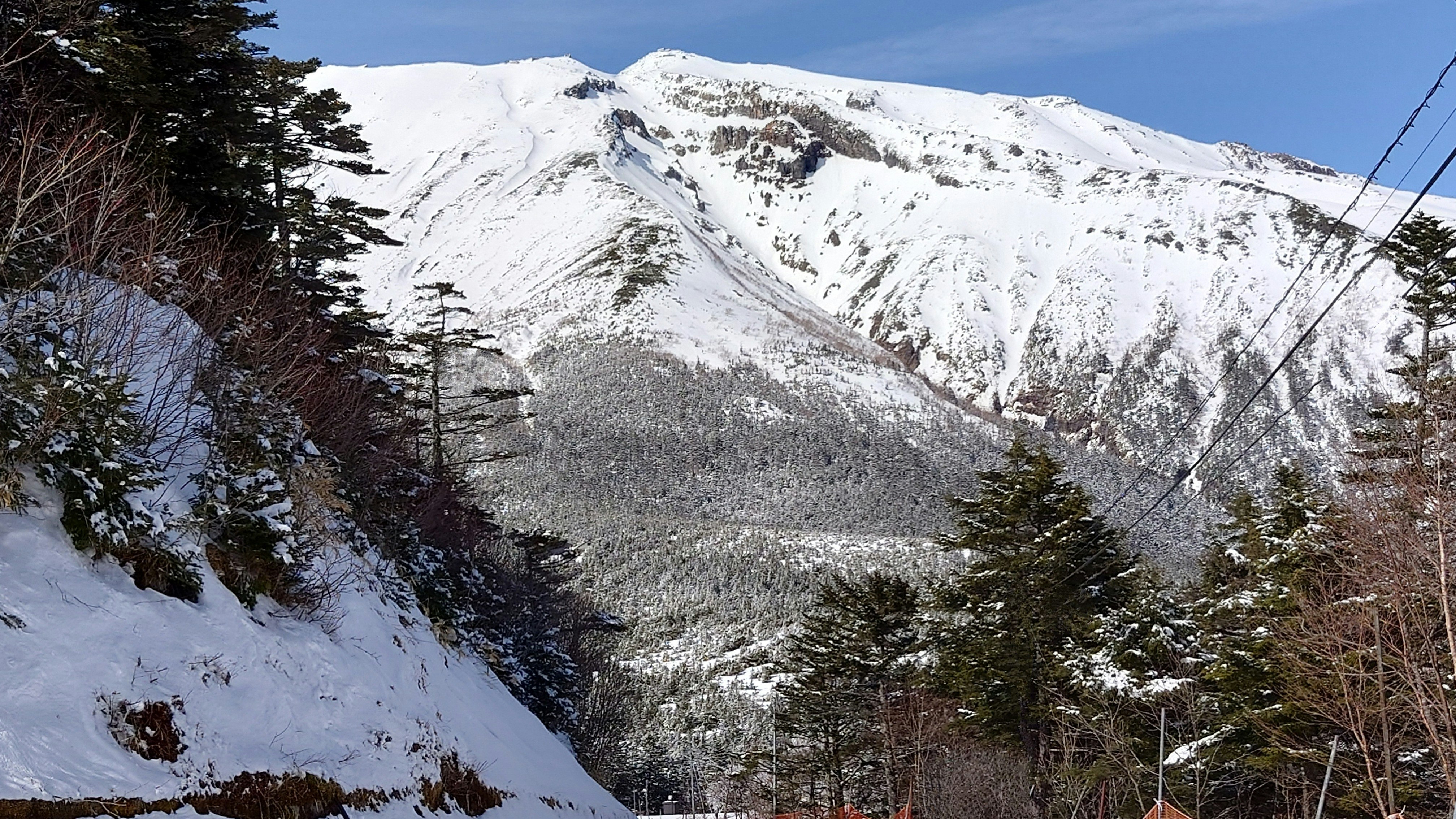 長野県の御嶽山を望む雪山の山並み