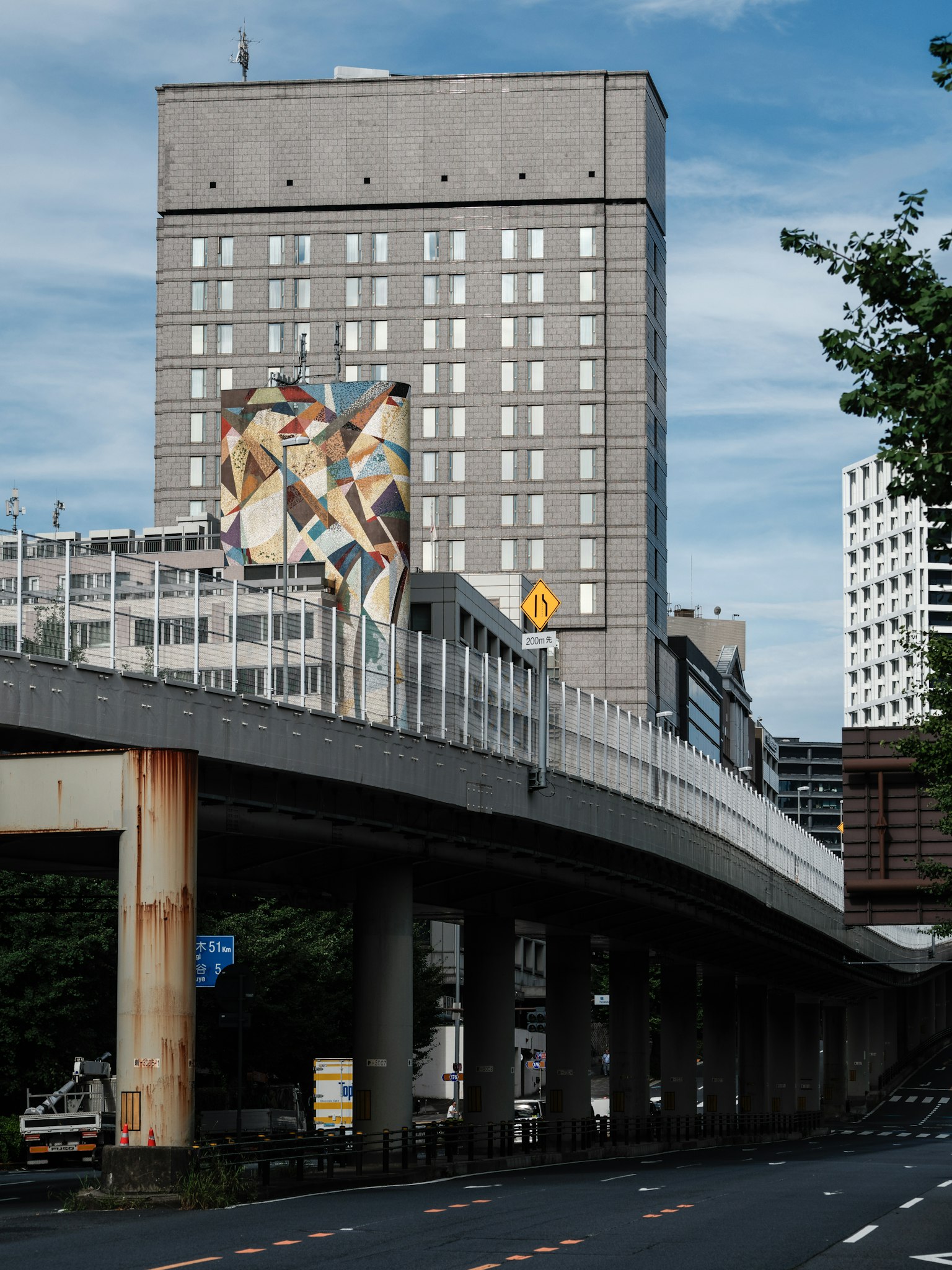 Städtische Landschaft mit einem Hochhaus und Straßenkunst