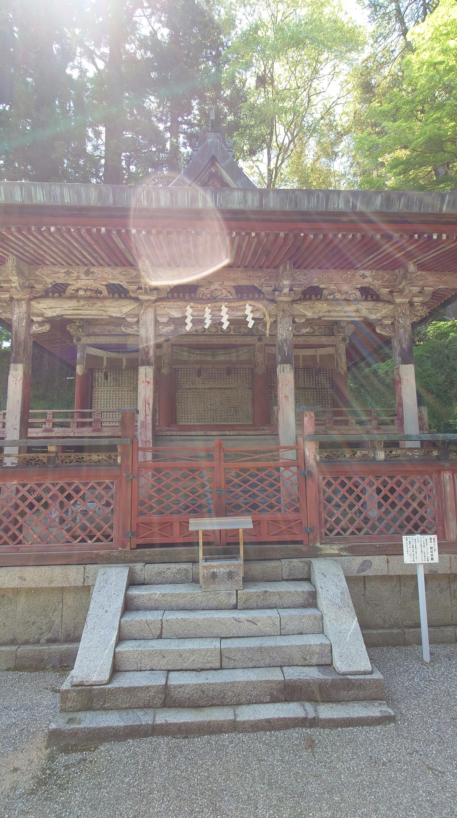 一座帶有紅色裝飾和石階的神社建築