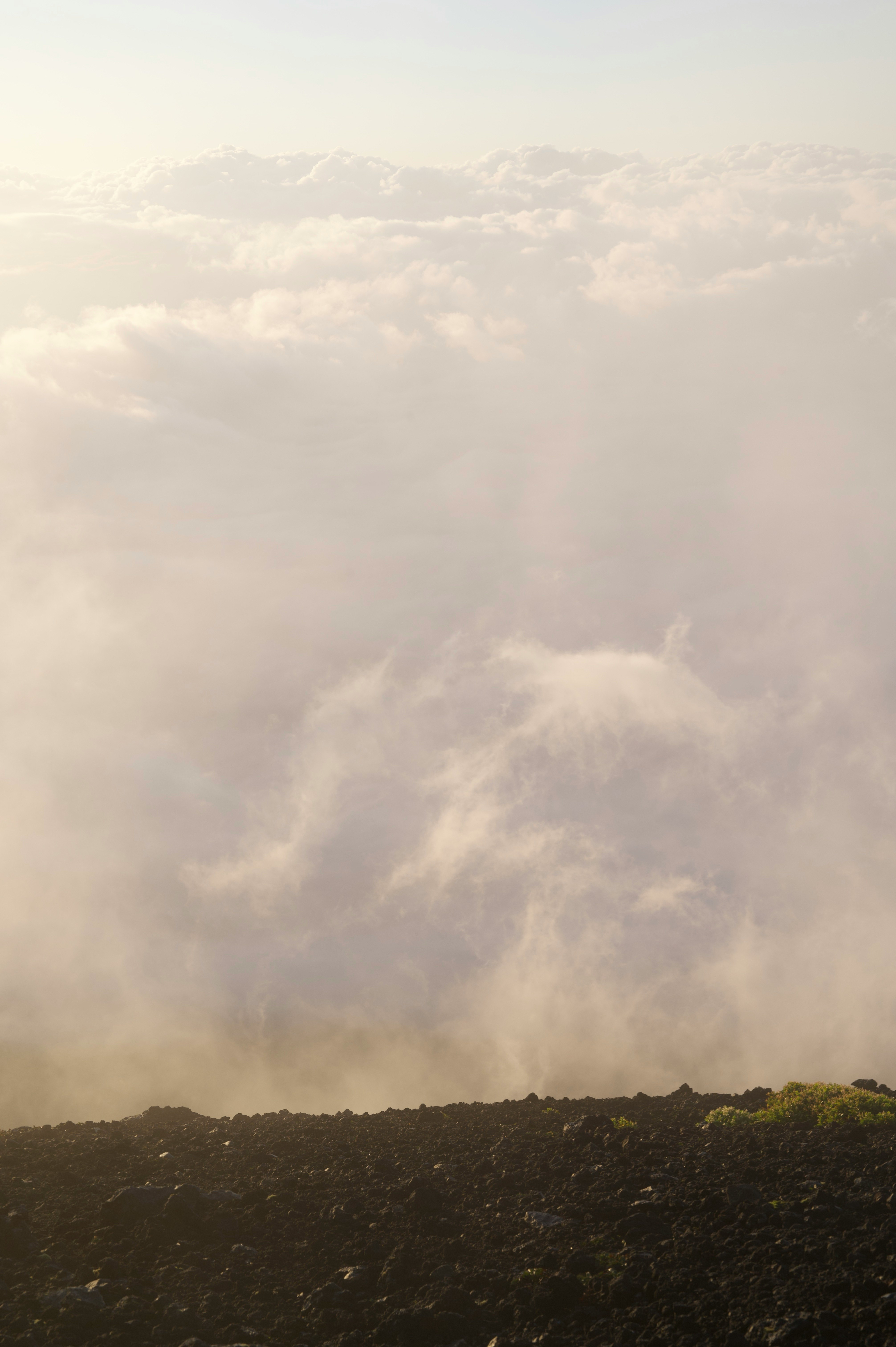 雲海の上に広がる山並みの風景