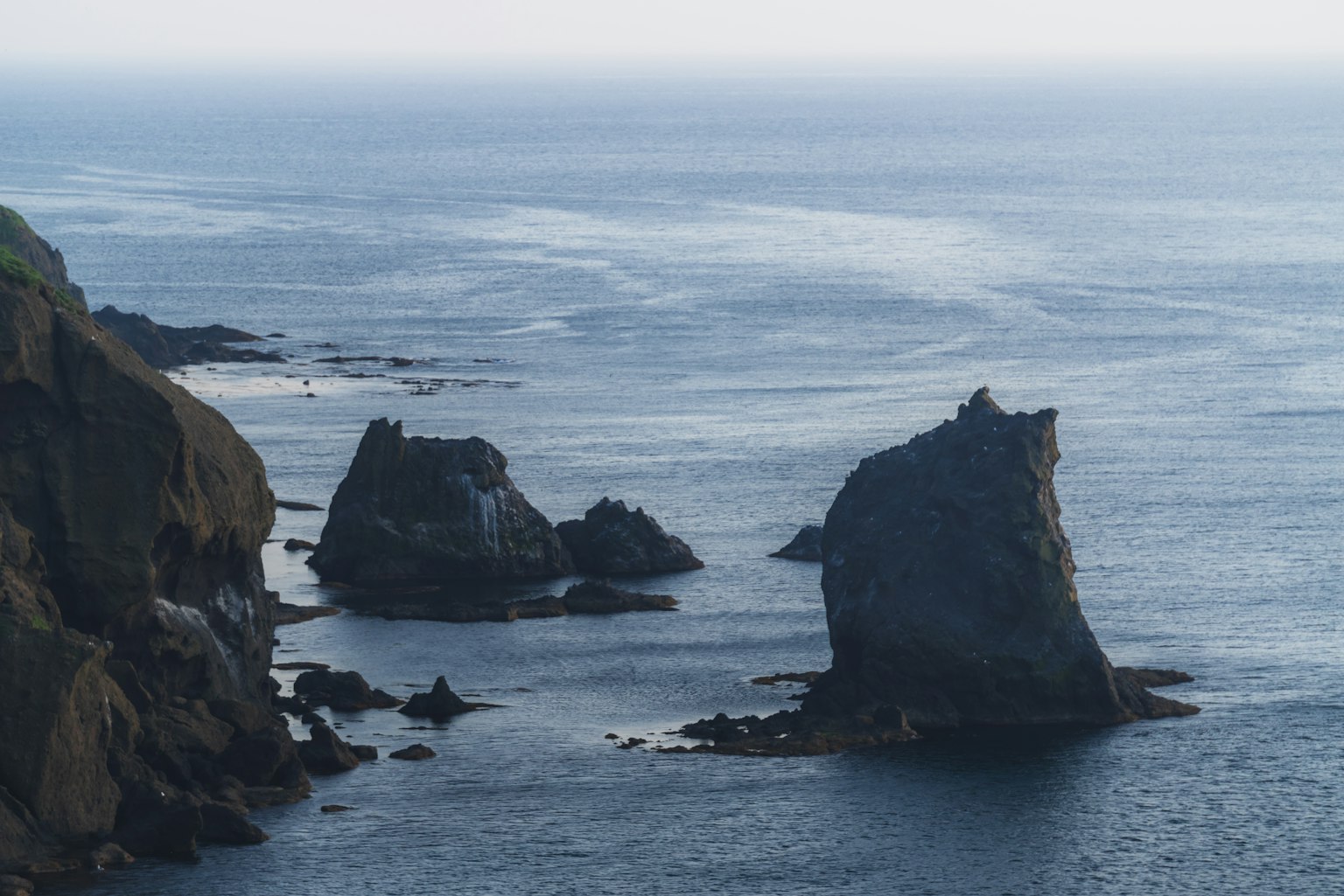 Vista delle formazioni rocciose nel mare