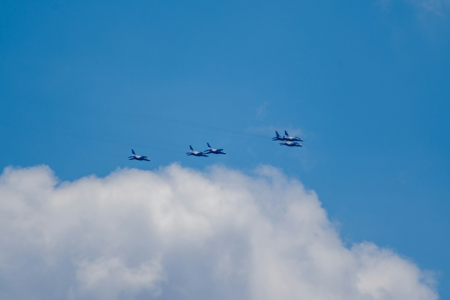 四架飛機在藍天和白雲中飛行