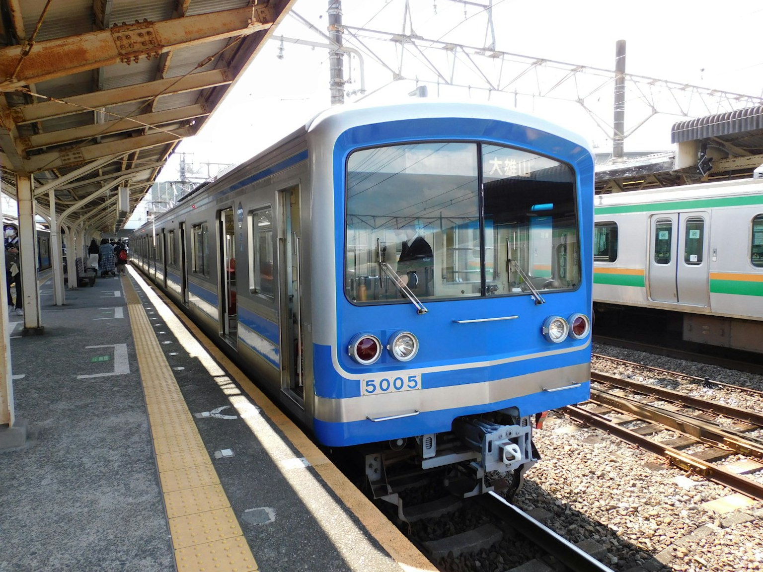一列藍色火車停在車站月台上