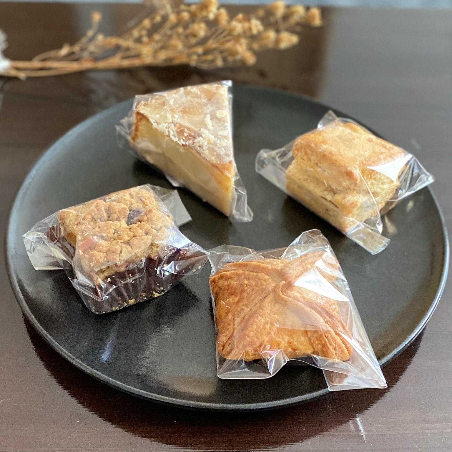 Món bánh nướng được bọc trên đĩa đen