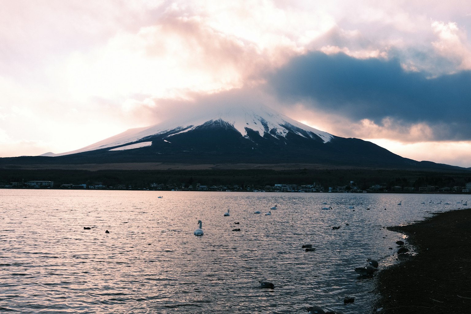 Vista panoramica del monte Fuji con un lago sereno in primo piano