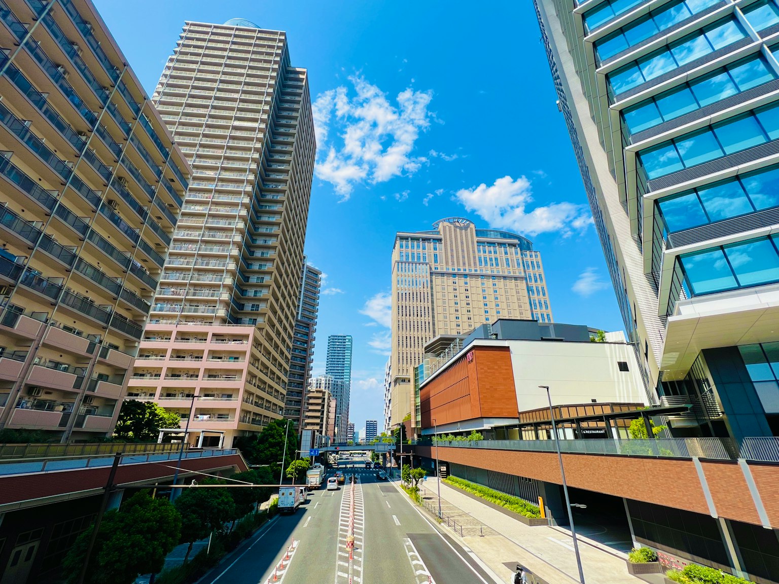 Paesaggio urbano con grattacieli e cielo blu chiaro
