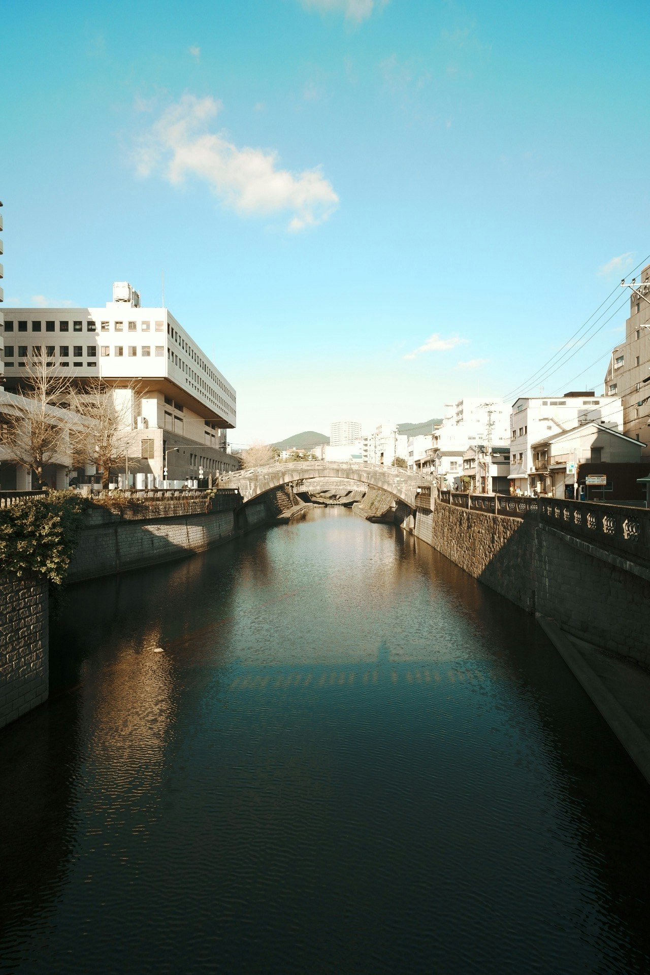 川沿いの運河と両岸の建物が並ぶ街並み