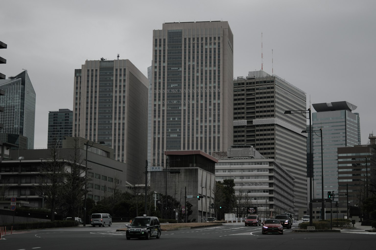 Ligne d'horizon de la ville avec des grands immeubles par une journée nuageuse