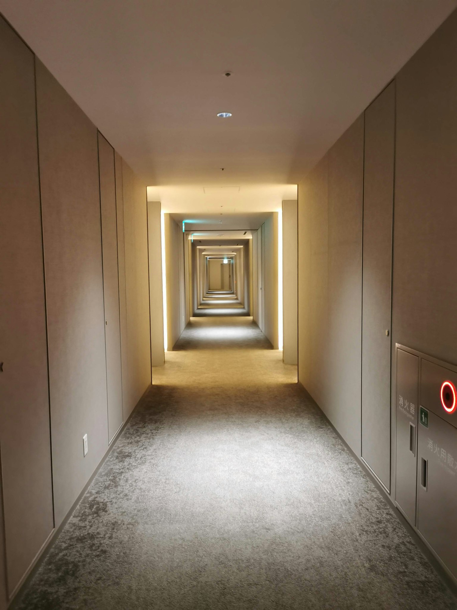 Corridoio moderno con illuminazione brillante che si estende in lontananza
