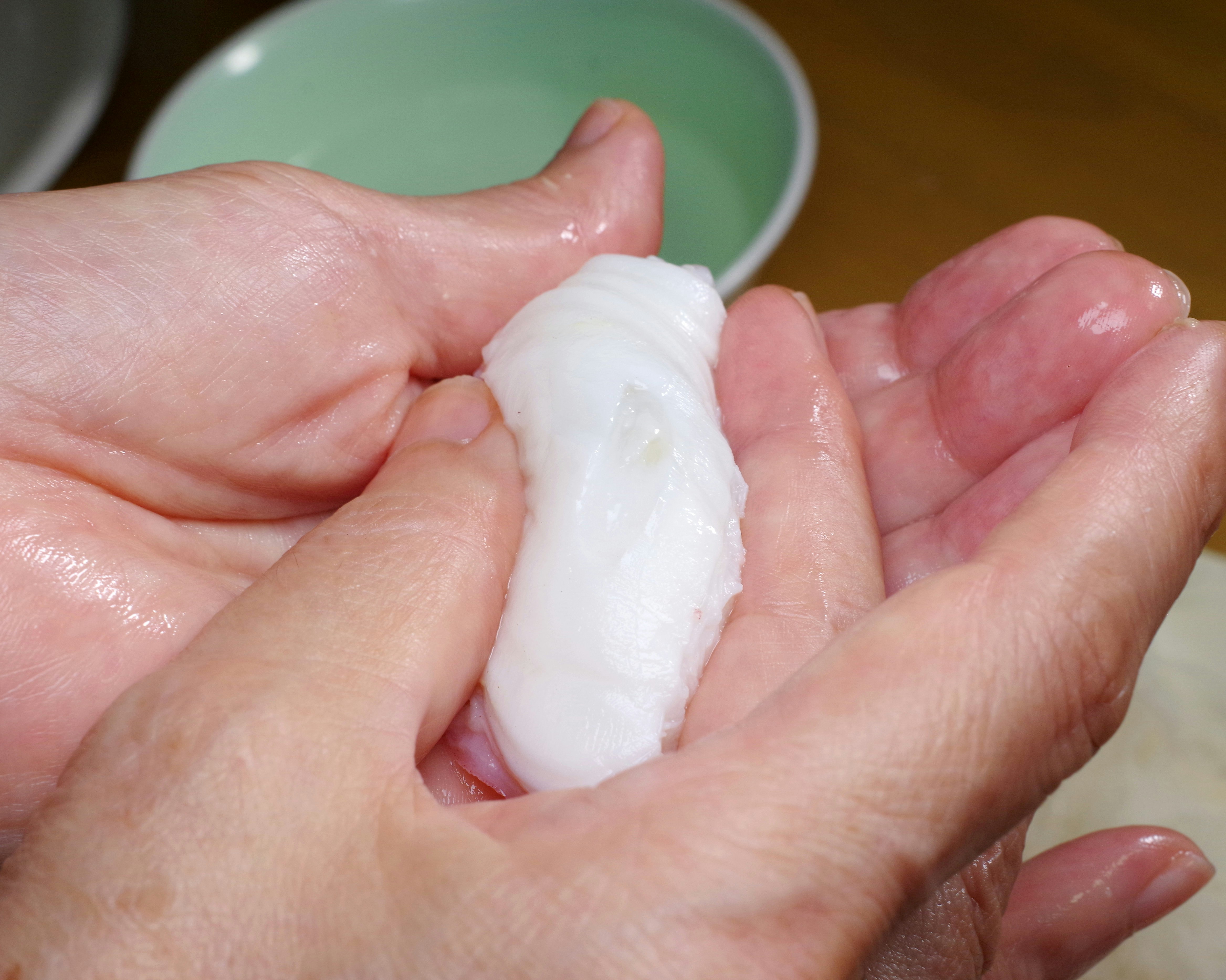 mani che preparano nigiri fatti in casa
