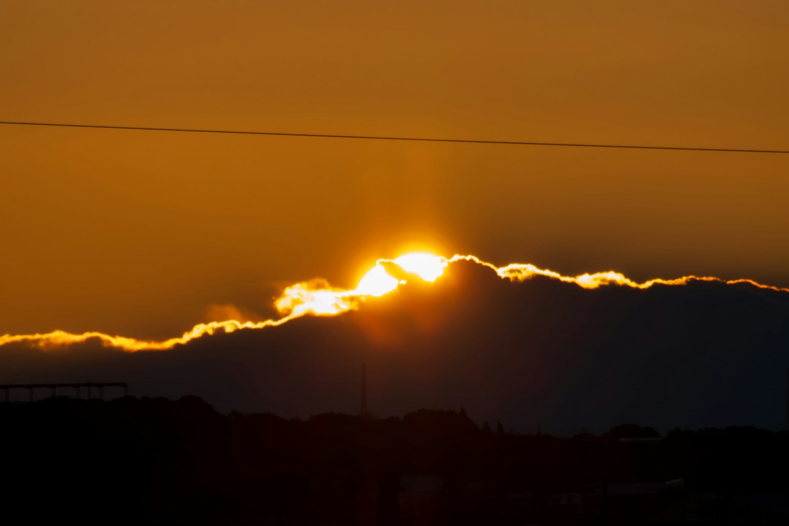 Bellissimo paesaggio con la luce del sole che illumina le nuvole al tramonto