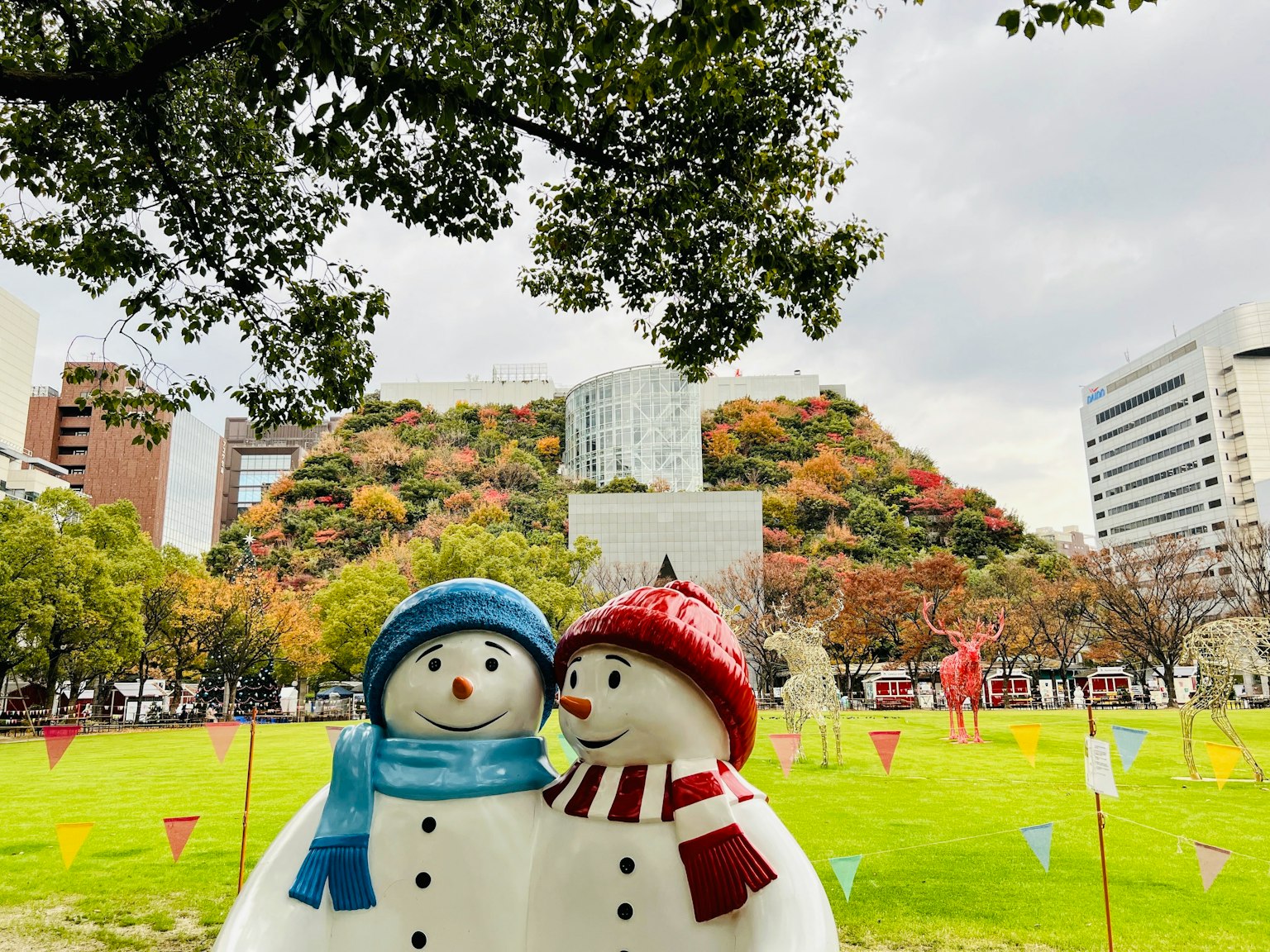 公园里的雪人和背景中的多彩树木