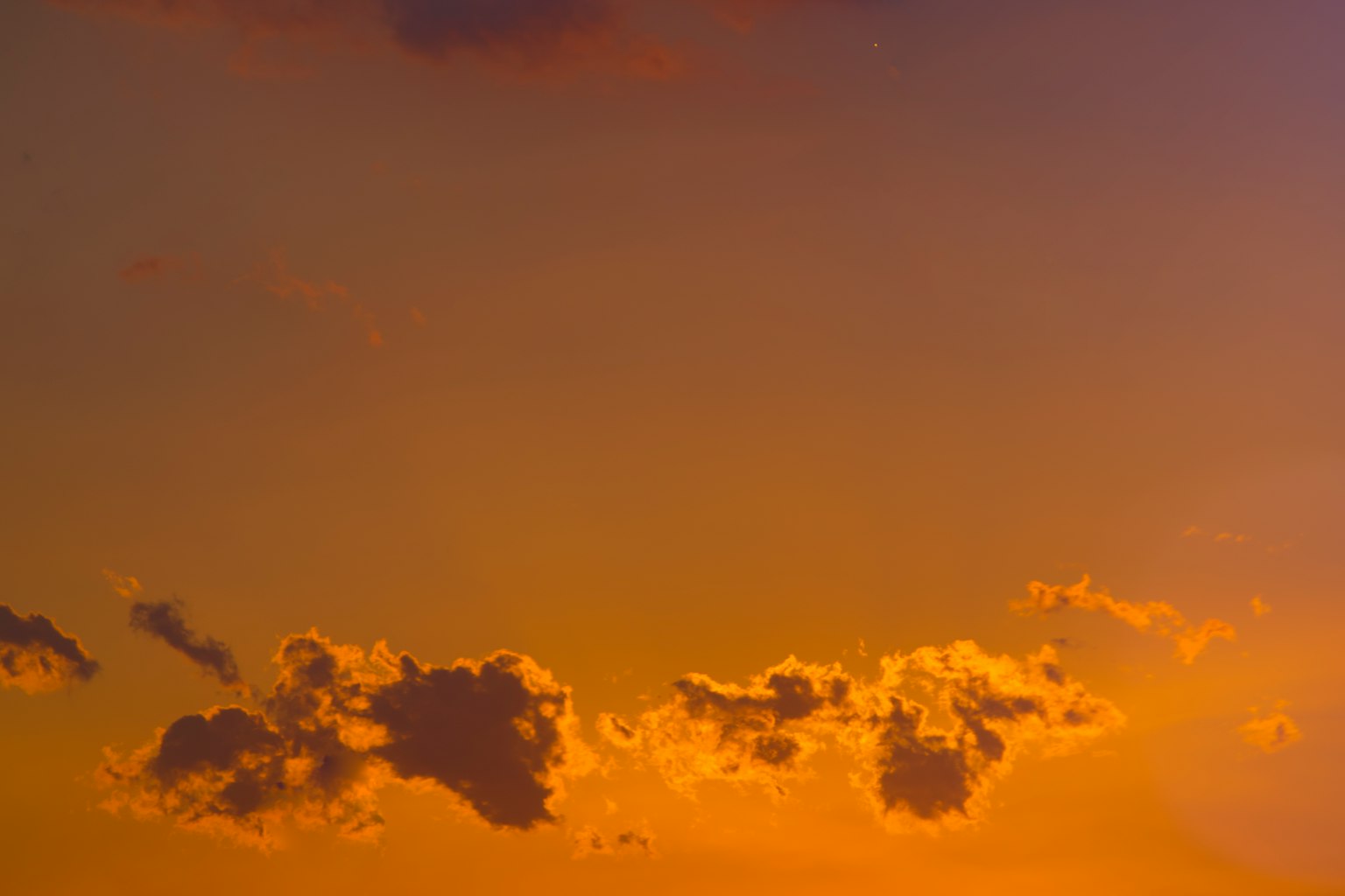 Silueta de nubes contra un cielo de atardecer