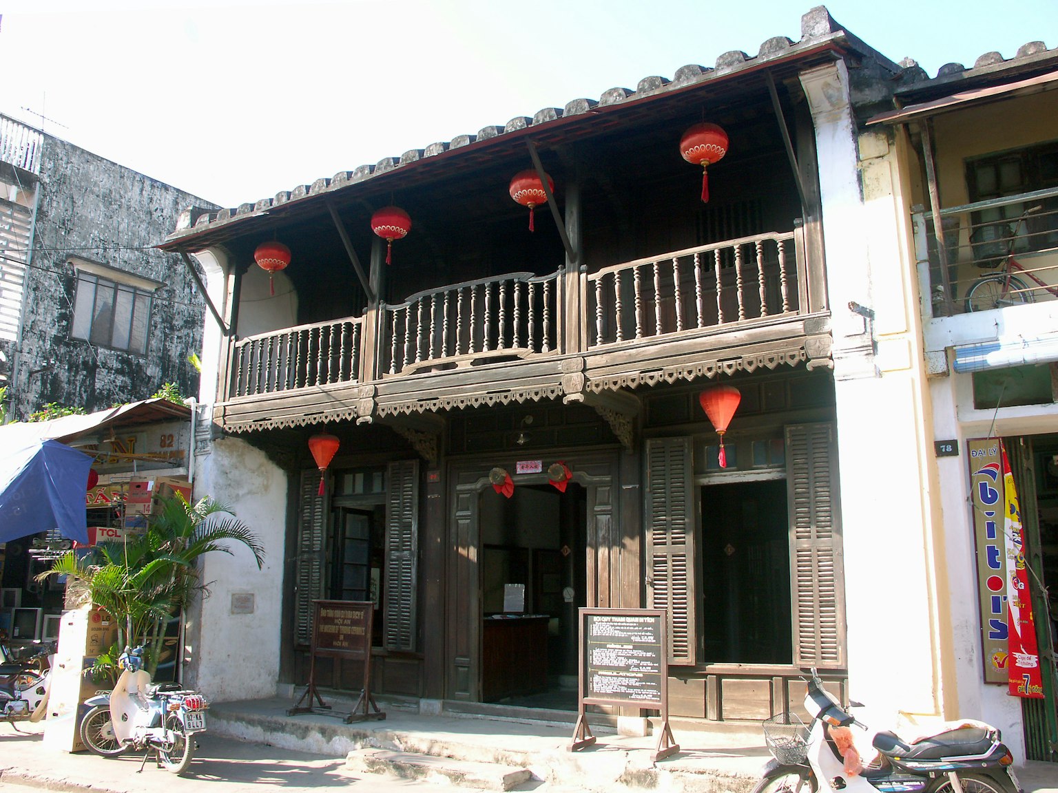 老式中式建築上掛著紅燈籠
