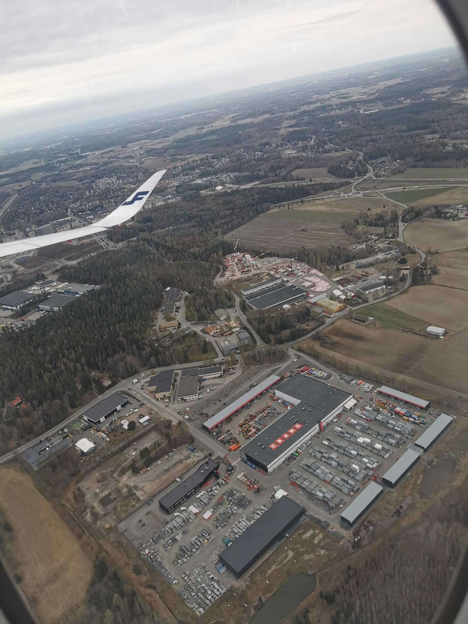 Vue aérienne d'une zone industrielle et de champs depuis une fenêtre d'avion