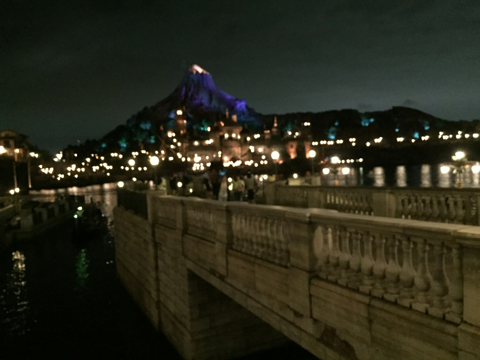 Vista nocturna de una montaña con edificios iluminados