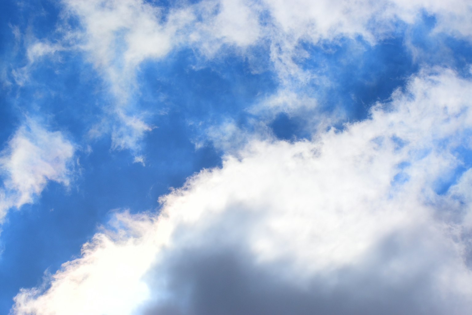 Nuvole bianche e grigie su uno sfondo blu