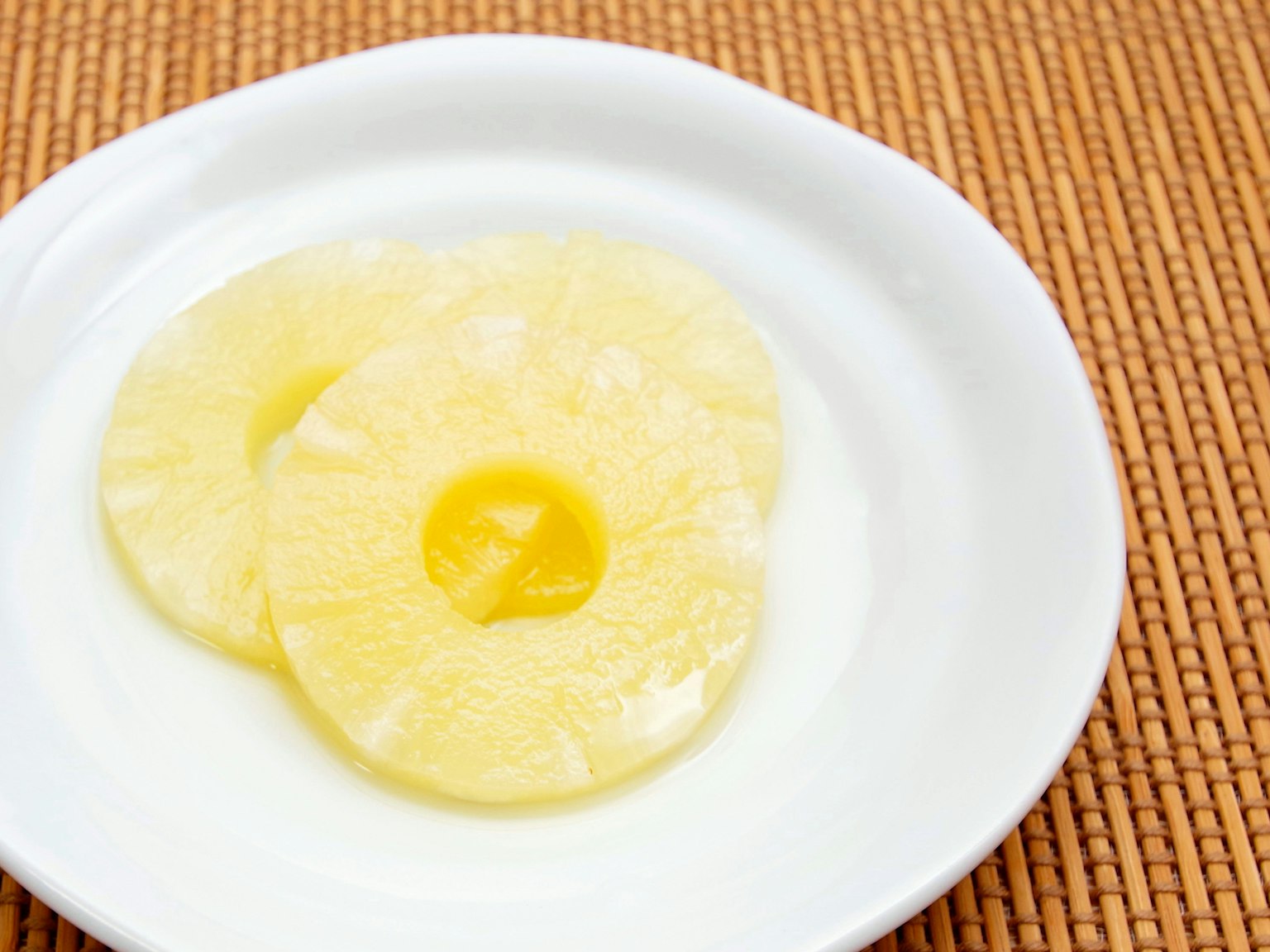 Fette di ananas su un piatto bianco
