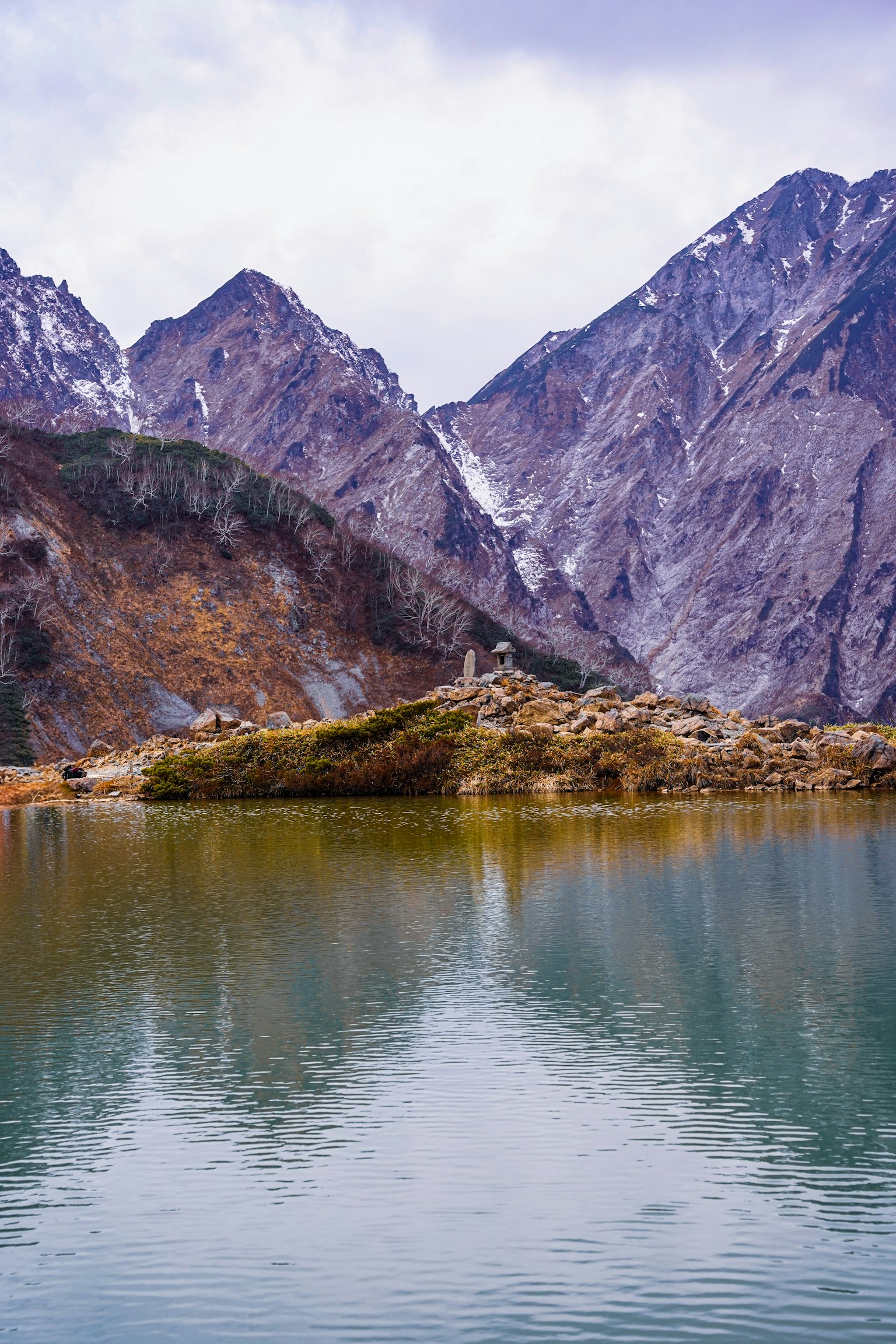 美丽的山脉和宁静的湖泊的景色