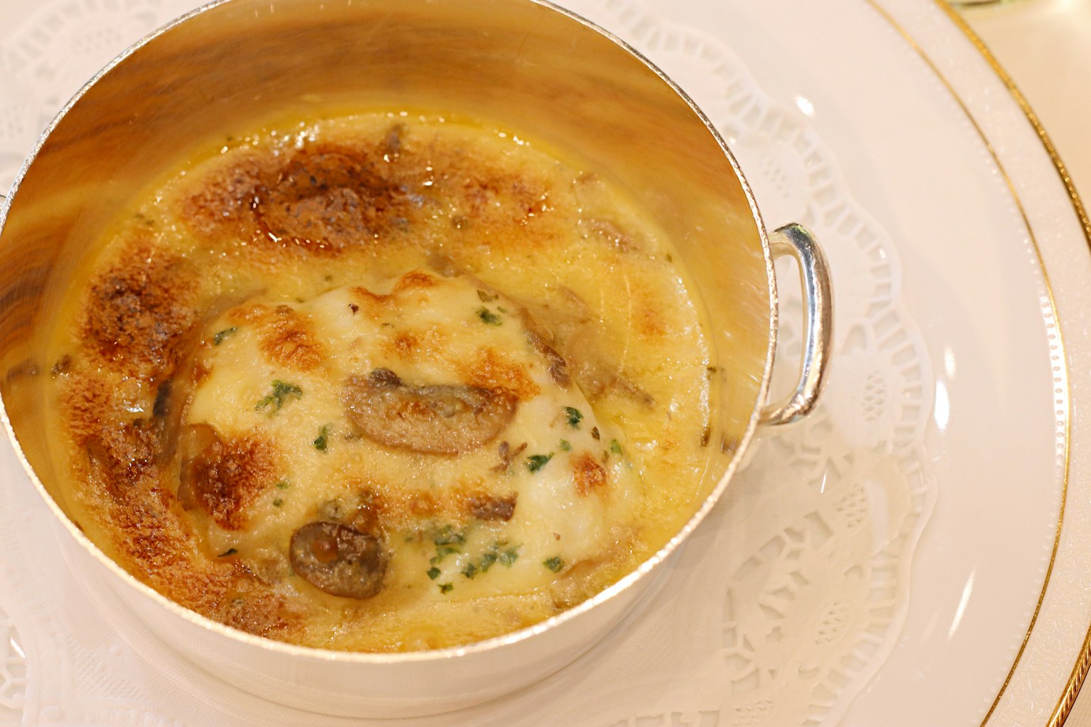 Gratin cremoso servito in un piatto d'argento