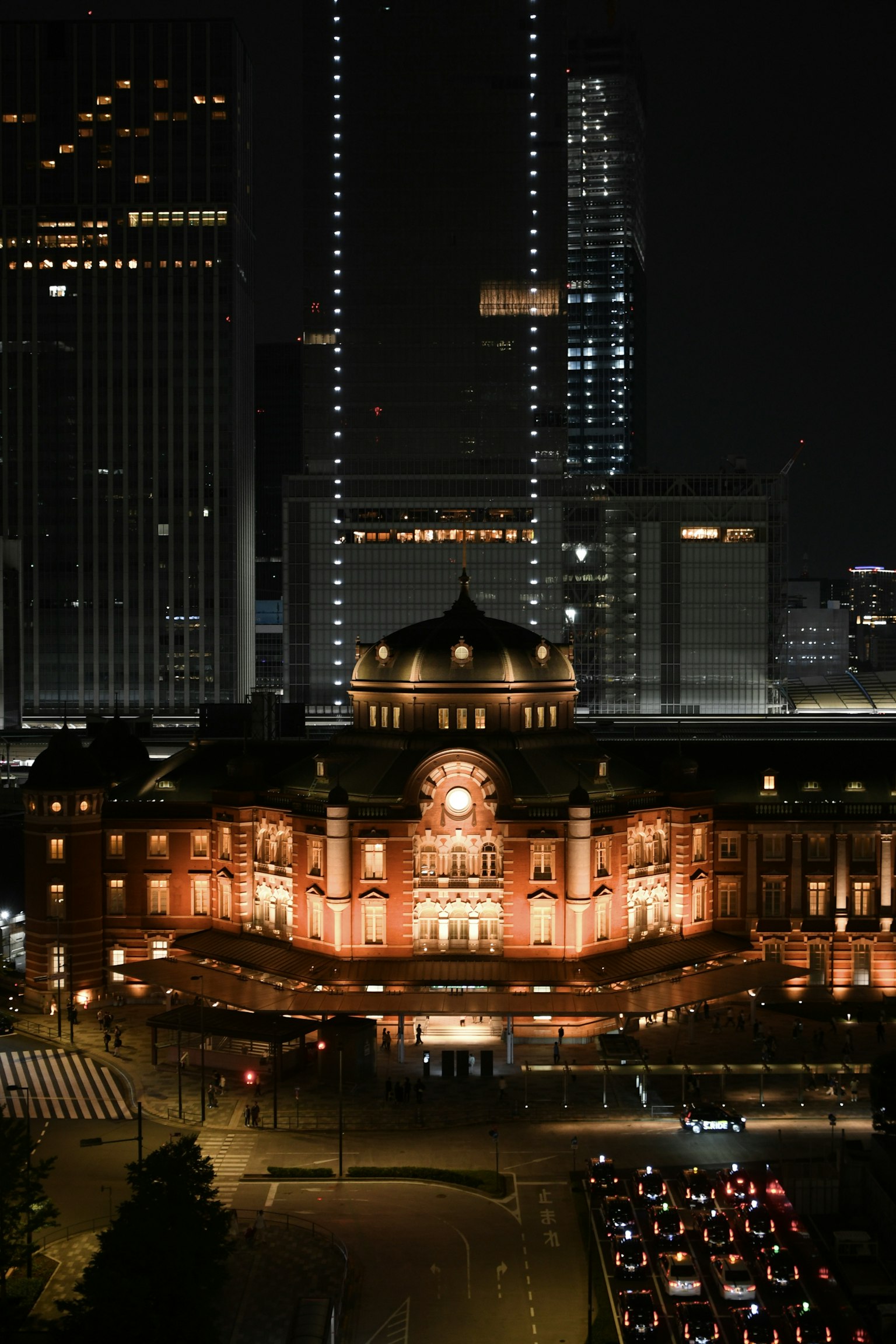 Stazione di Tokyo splendidamente illuminata di notte