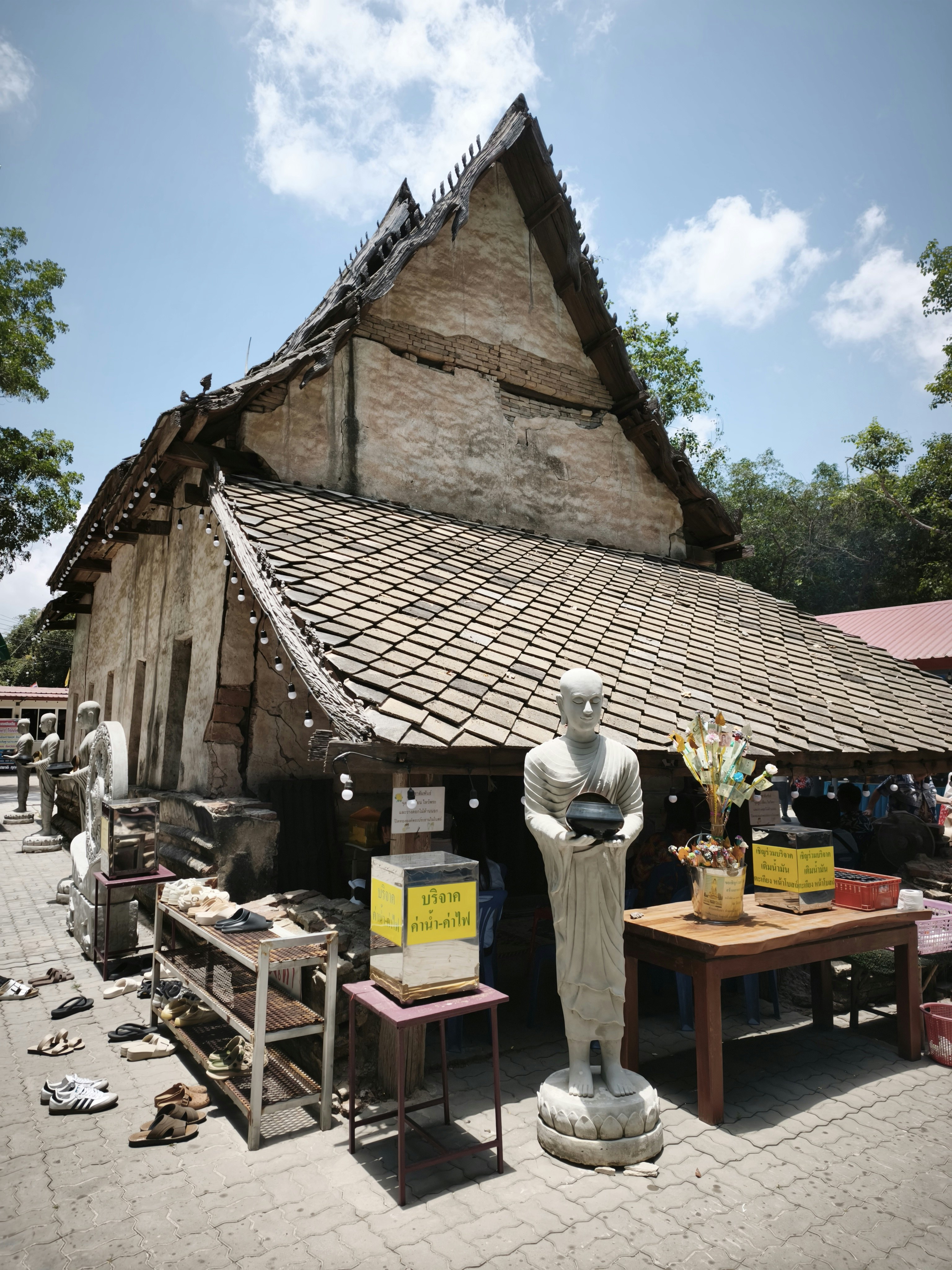 石造りの寺院風建物の軒先と屋外展示ブース