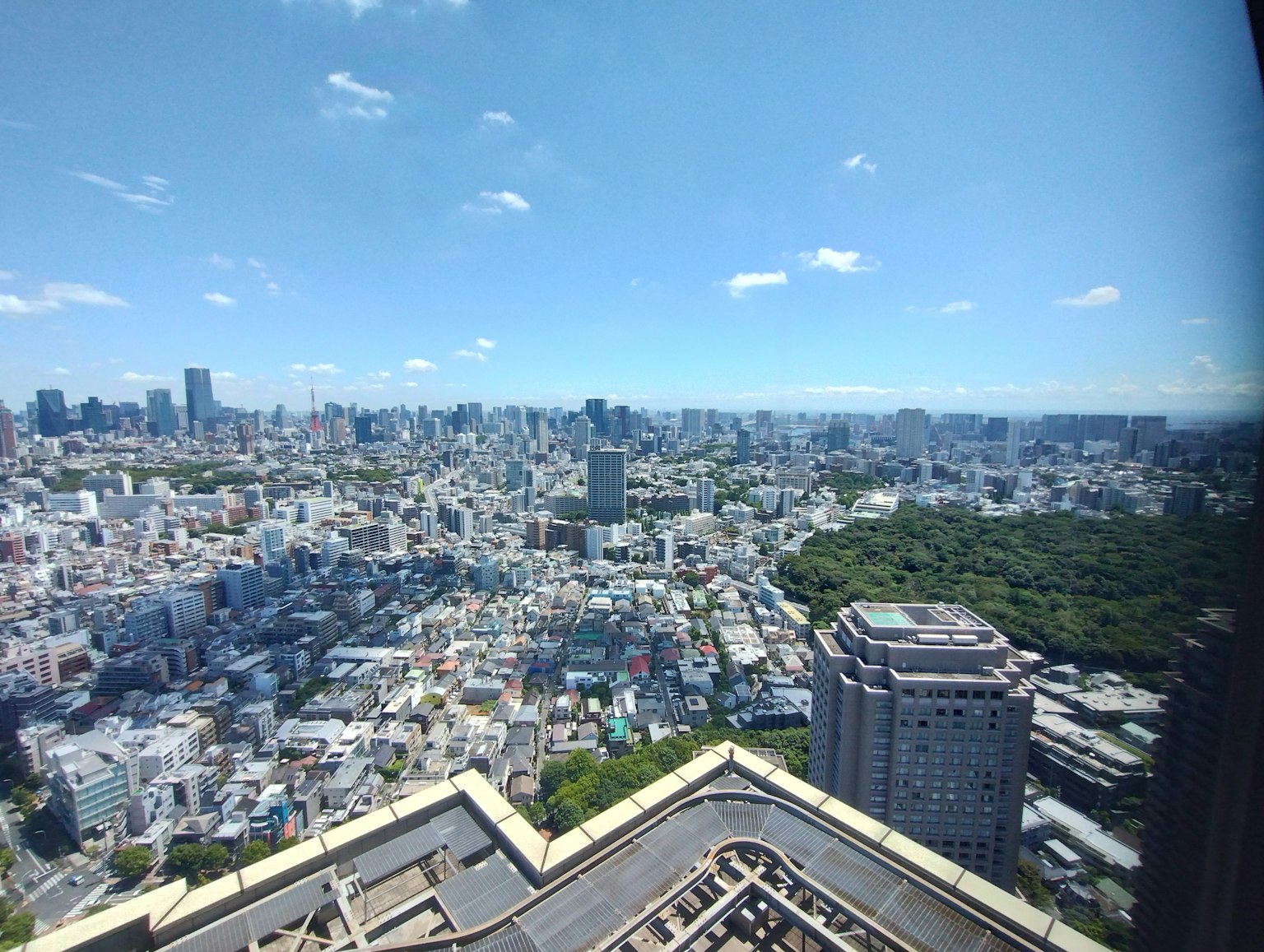 Vue panoramique de Tokyo depuis un gratte-ciel avec des parcs verts et un paysage urbain