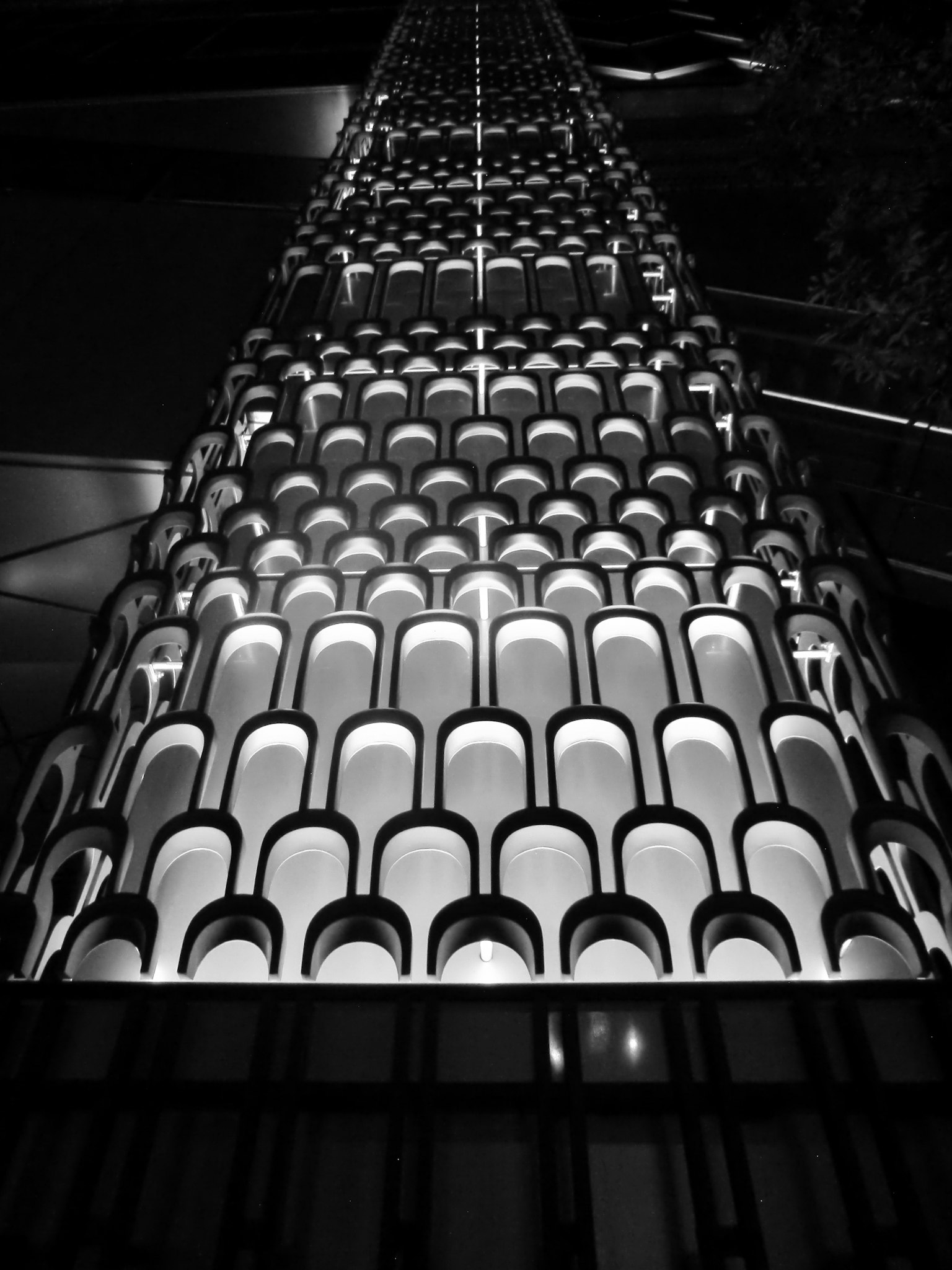 黒と白の照明が施された建物の外観が見える上からの視点