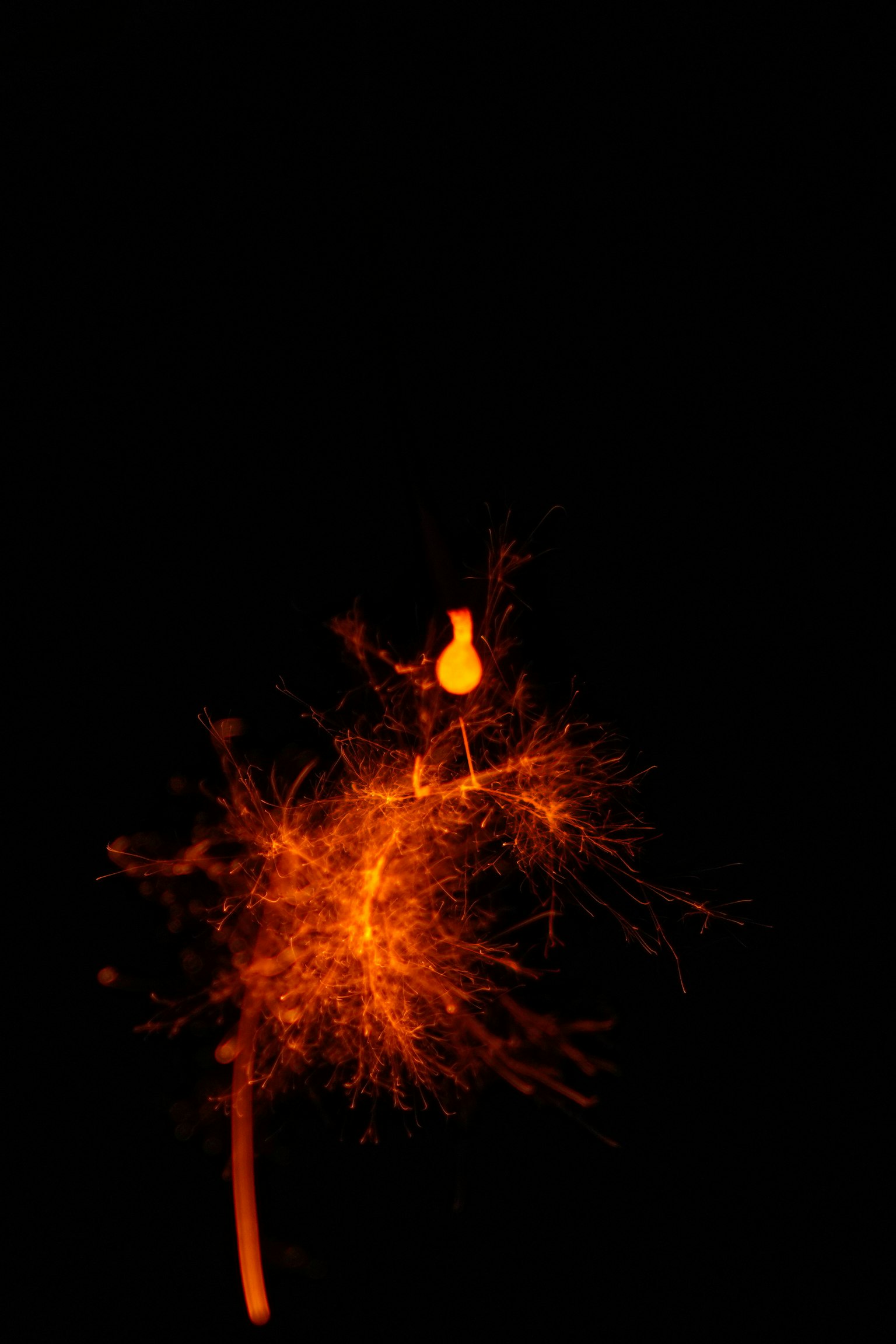Scintille arancioni che esplodono su uno sfondo scuro
