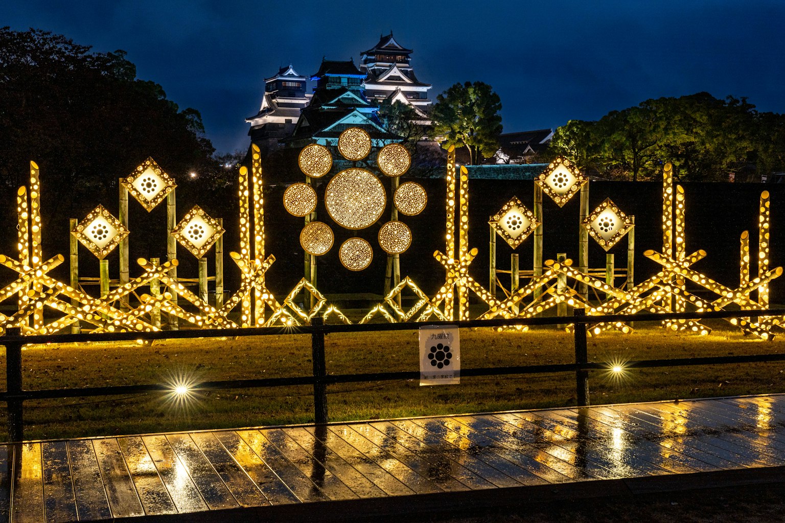 Desain iluminasi yang indah dengan kastil di latar belakang pada malam hari