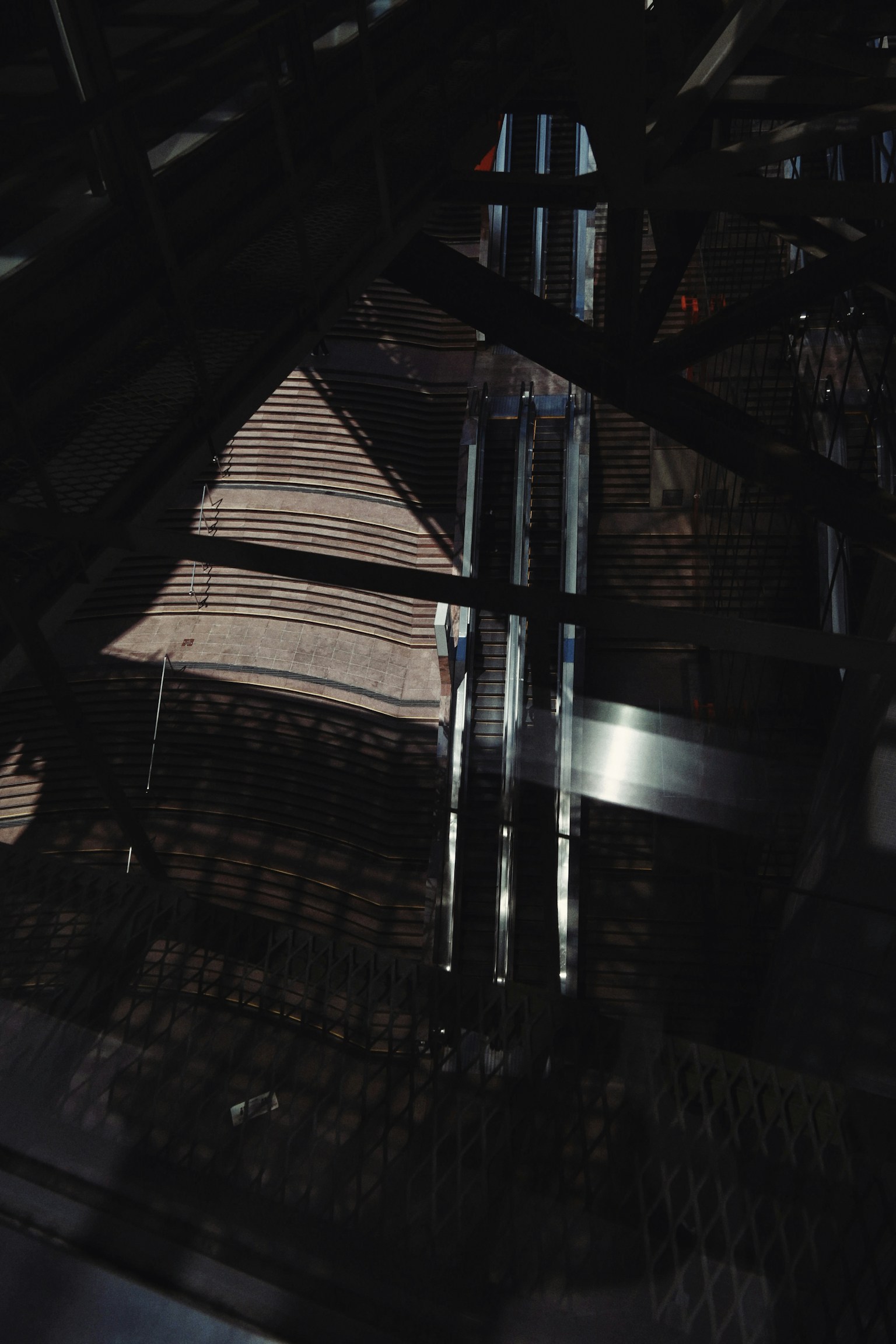 Vista desde abajo que muestra estructuras de metal y madera que se cruzan