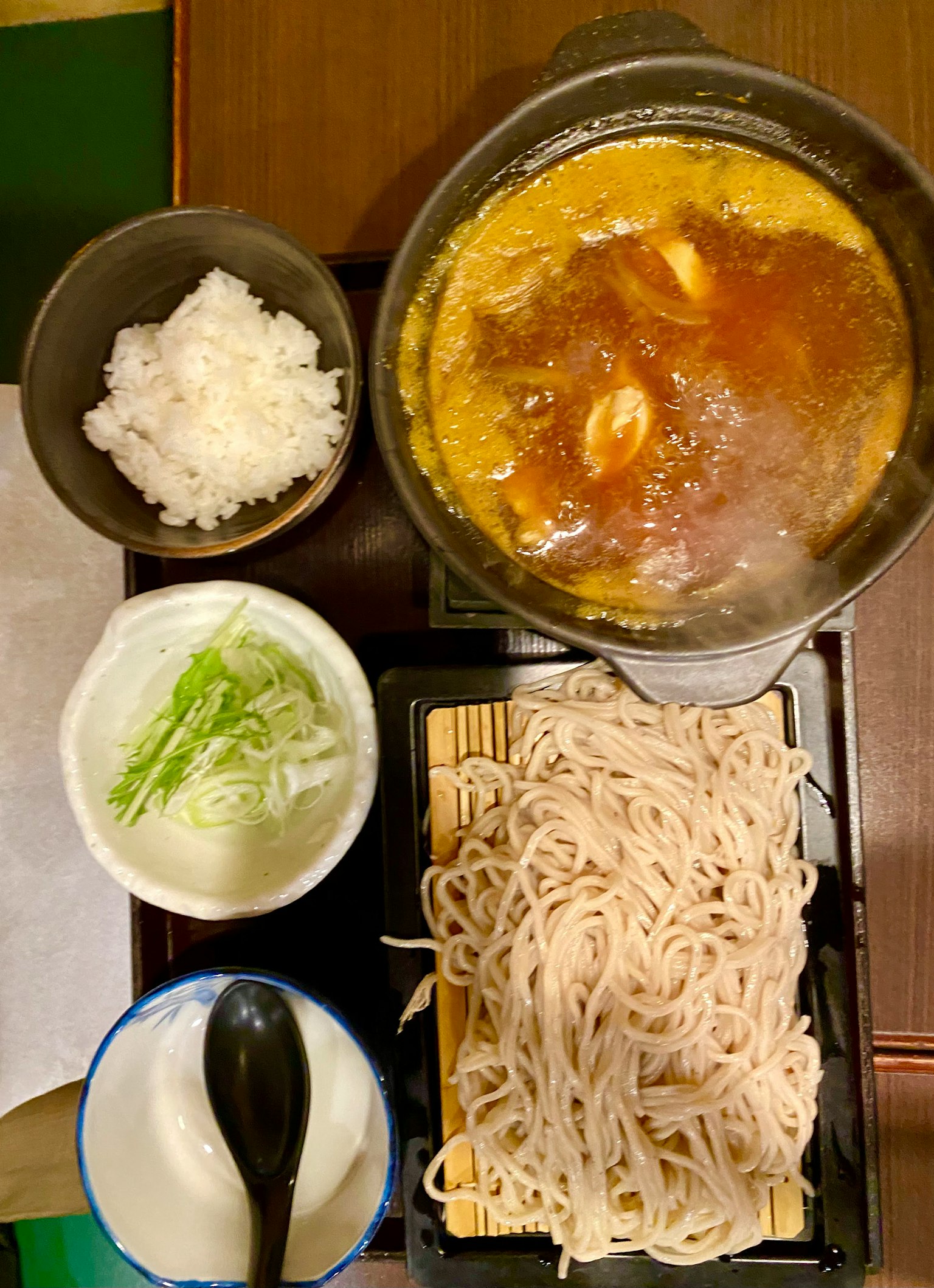 뜨거운 냄비 요리와 메밀국수 세트에 밥과 파가 포함된