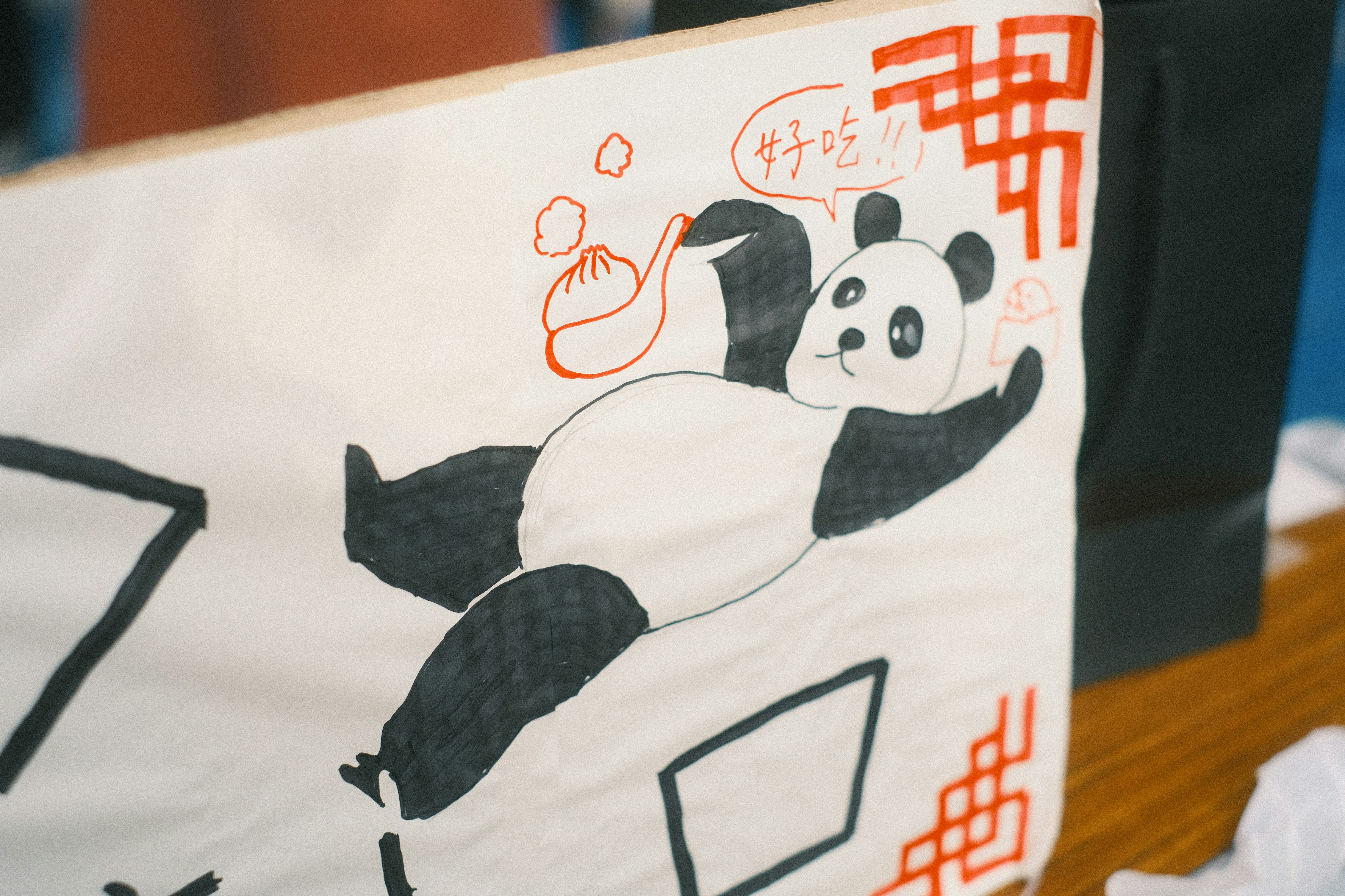 パンダのイラストが描かれた紙の看板