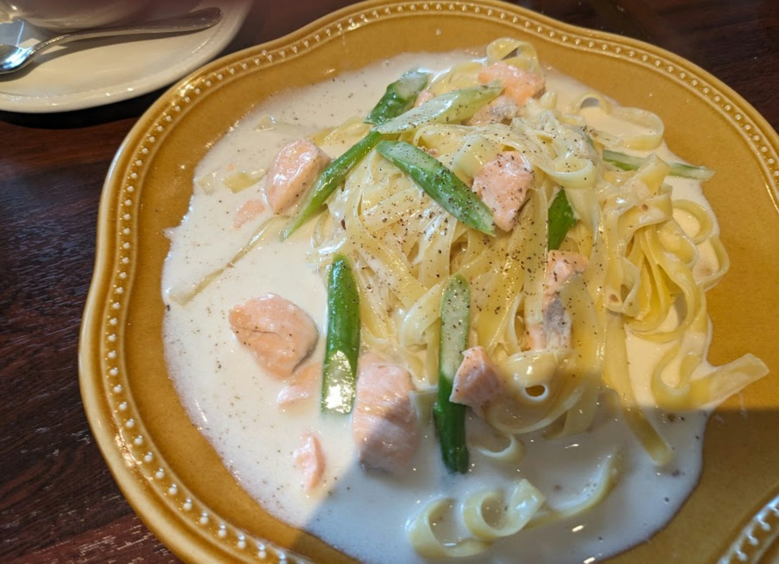 Cremiges Pastagericht mit Lachs und Frühlingszwiebeln