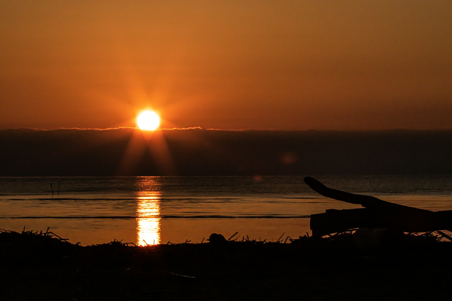 Schöner Sonnenuntergang über dem Ozean