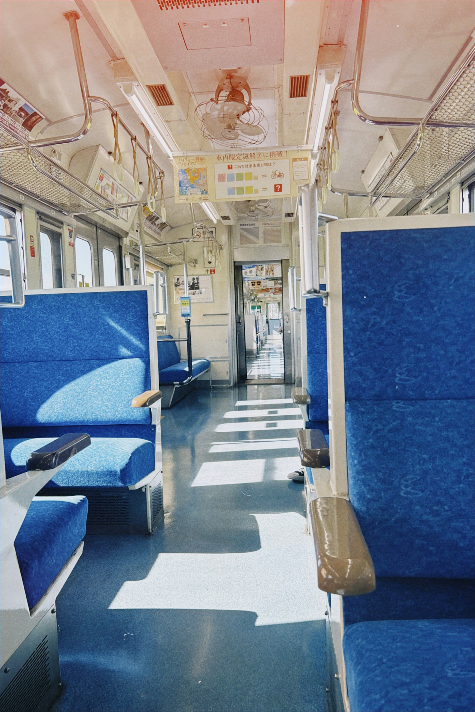 ภายในรถไฟที่มีที่นั่งสีน้ำเงิน
