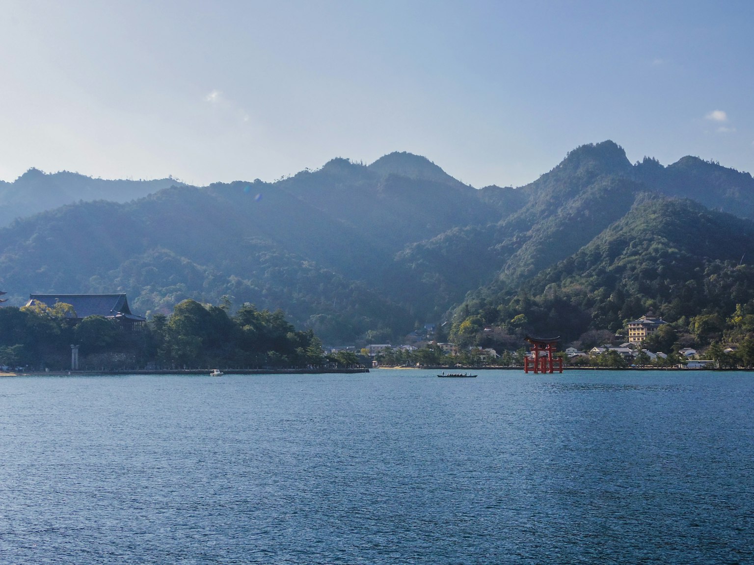 Pemandangan indah gunung dan danau tenang