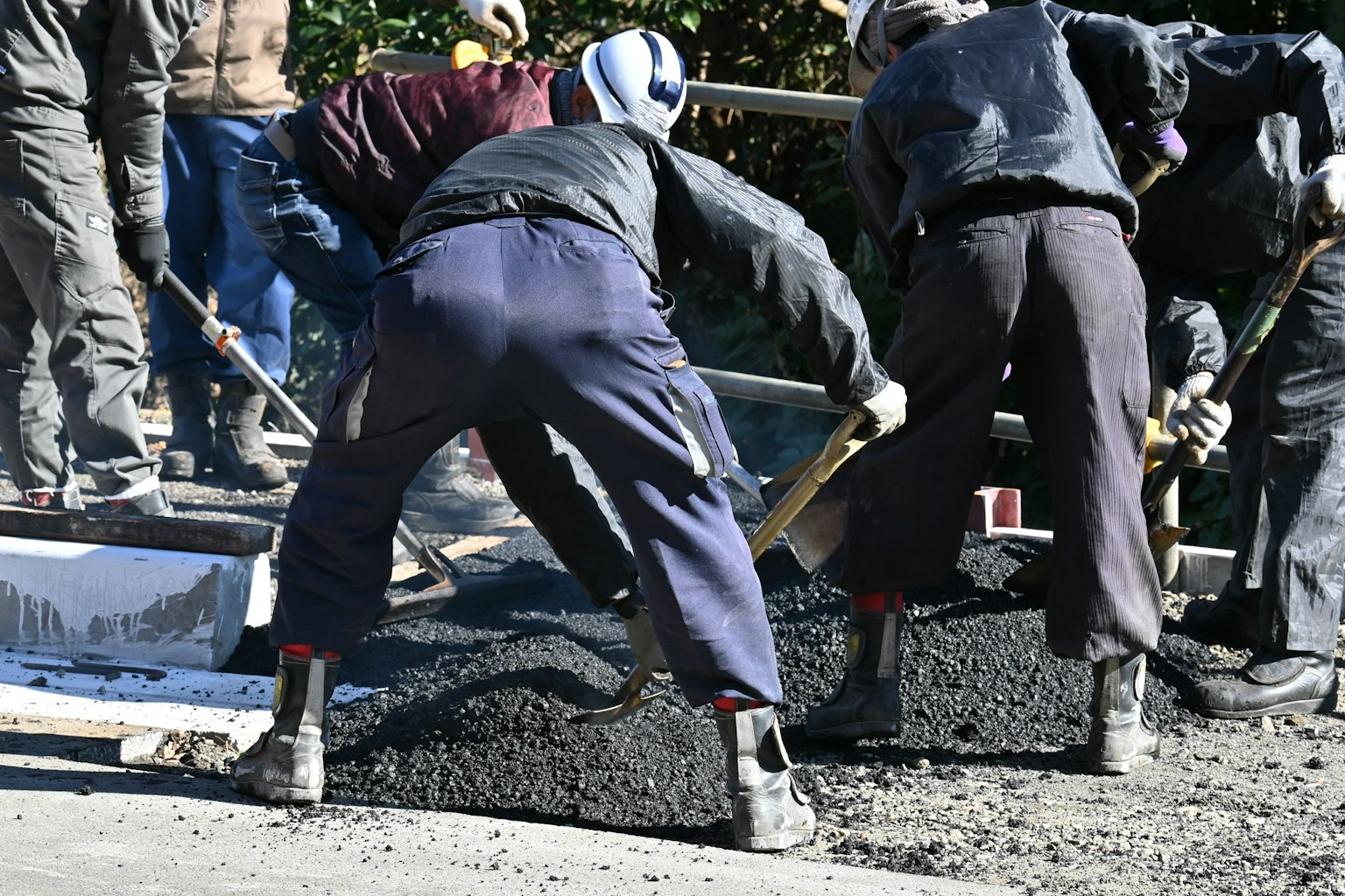 Công nhân đang trải nhựa đường tại công trường