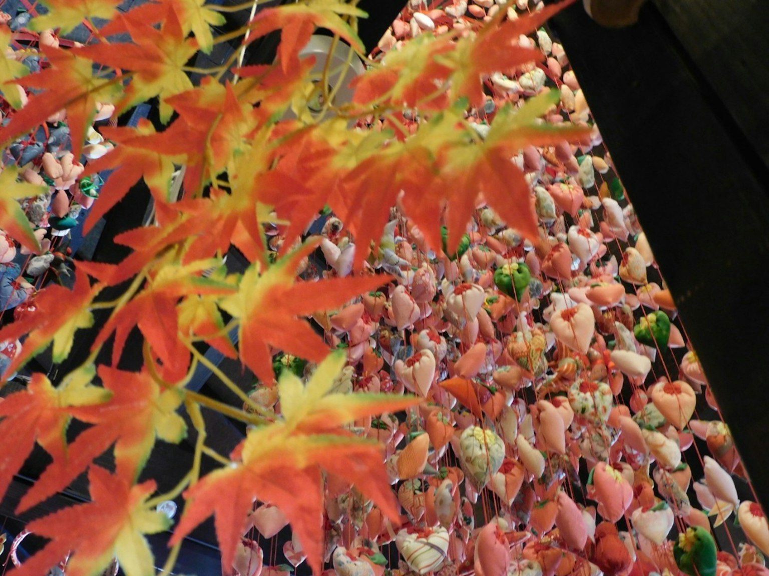 ใบไม้ฤดูใบไม้ร่วงสดใสสีแดงและสีเหลืองบนพื้นหลังของหินหลากสี