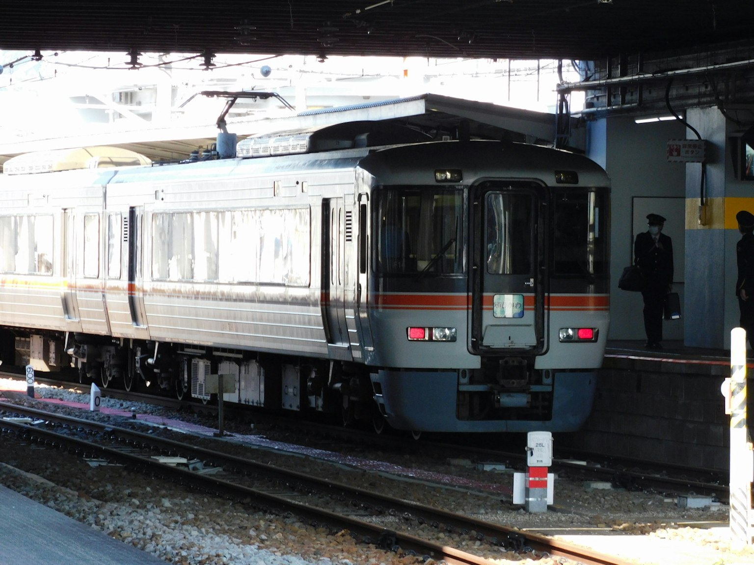 Moderner Zug an einem Bahnhof mit schlankem Design
